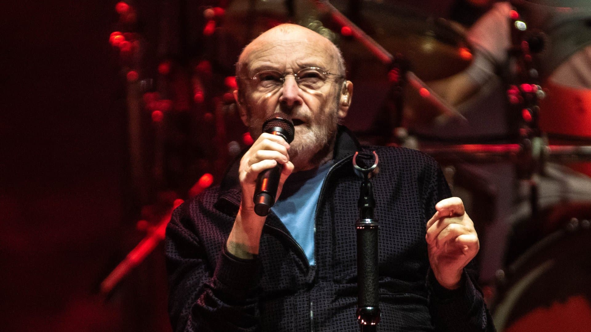 Phil Collins 2021 auf einer Bühne in London.