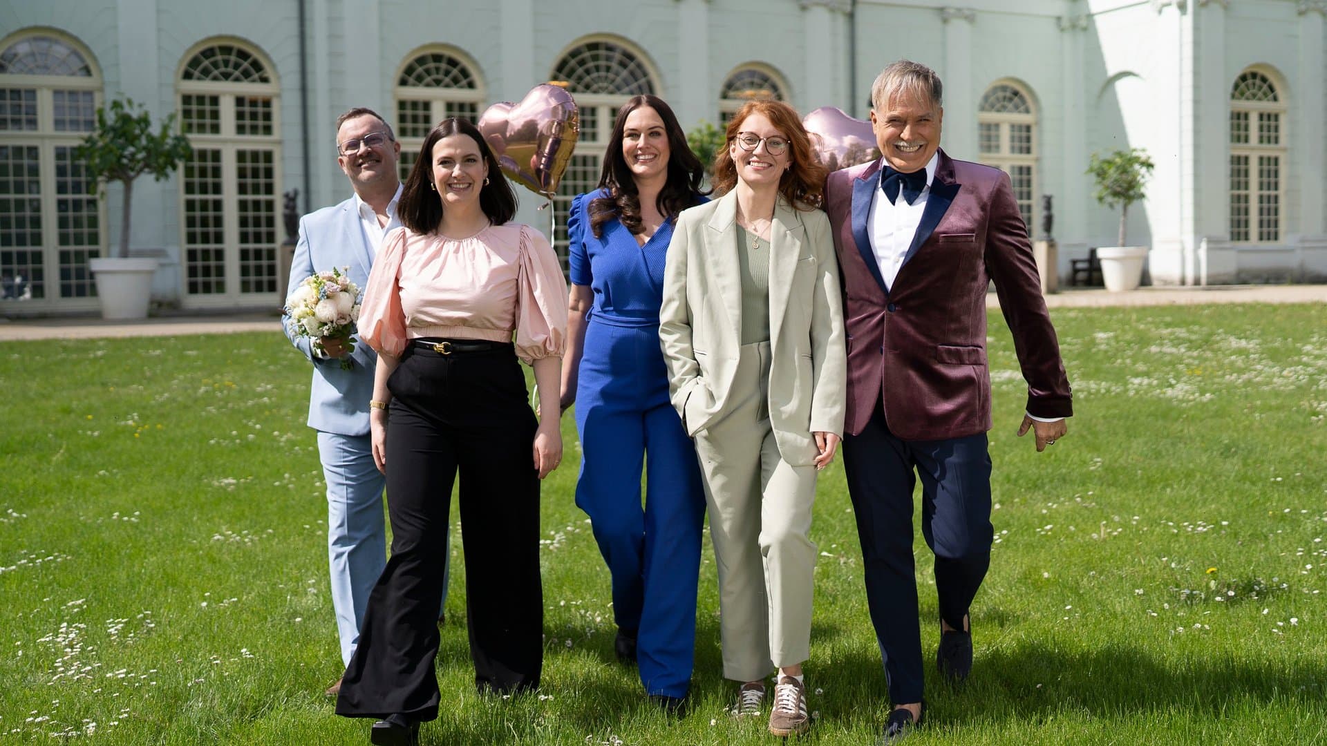 Marco Fuß, Amelie Borges, Madeleine Bolz, Marie Mika, and Froonck (from left) compete in \"Duell der Hochzeitsprofis.\"