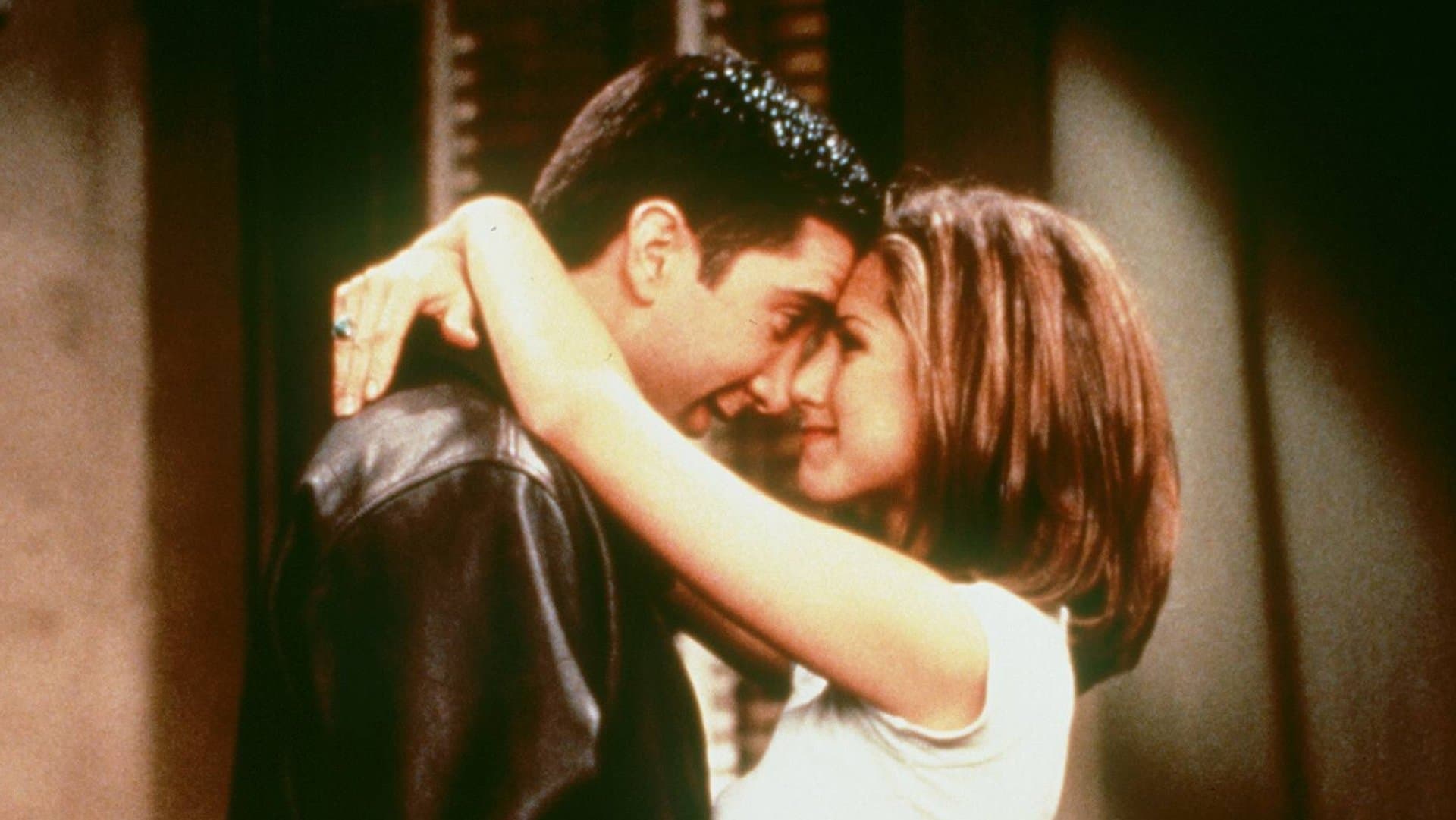 Rachel und Ross aus der Kultserie "Friends" waren in den 90ern wohl das Vorzeige-Serienpaar. Doch neben ihnen gibt es natürlich noch weitere legendäre Liebespaare, die über die TV-Geräte flimmerten.