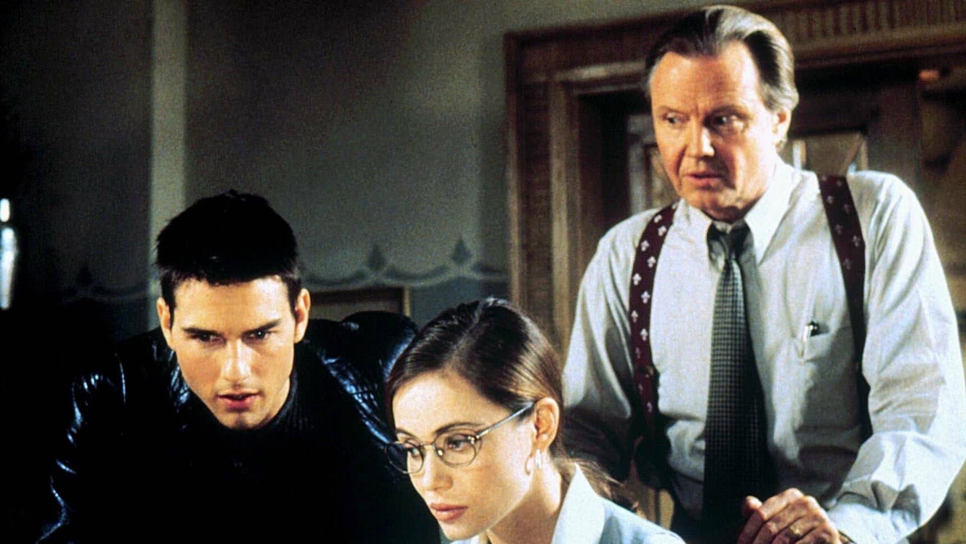 In "Mission: Impossible" waren 1996 neben Tom Cruise (l.) als Ethan Hunt auch Emmanuelle Béart (M.) und Jon Voight als Ehepaar Claire und Jim Phelps zu sehen. Sie waren jedoch nicht die einzigen Stars, die eine Rolle in der berühmten Actionreihe ergattern konnten...