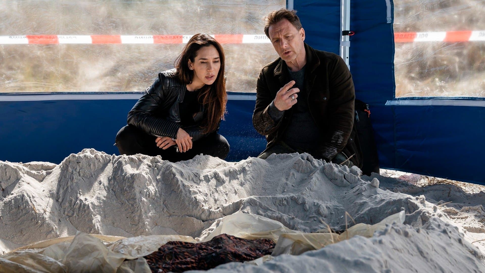 "Dünentod - Ein Nordsee-Krimi": Ceylan (Yasemin Cetinkaya, l.) und Tjark (Hendrik Duryn) ermitteln.