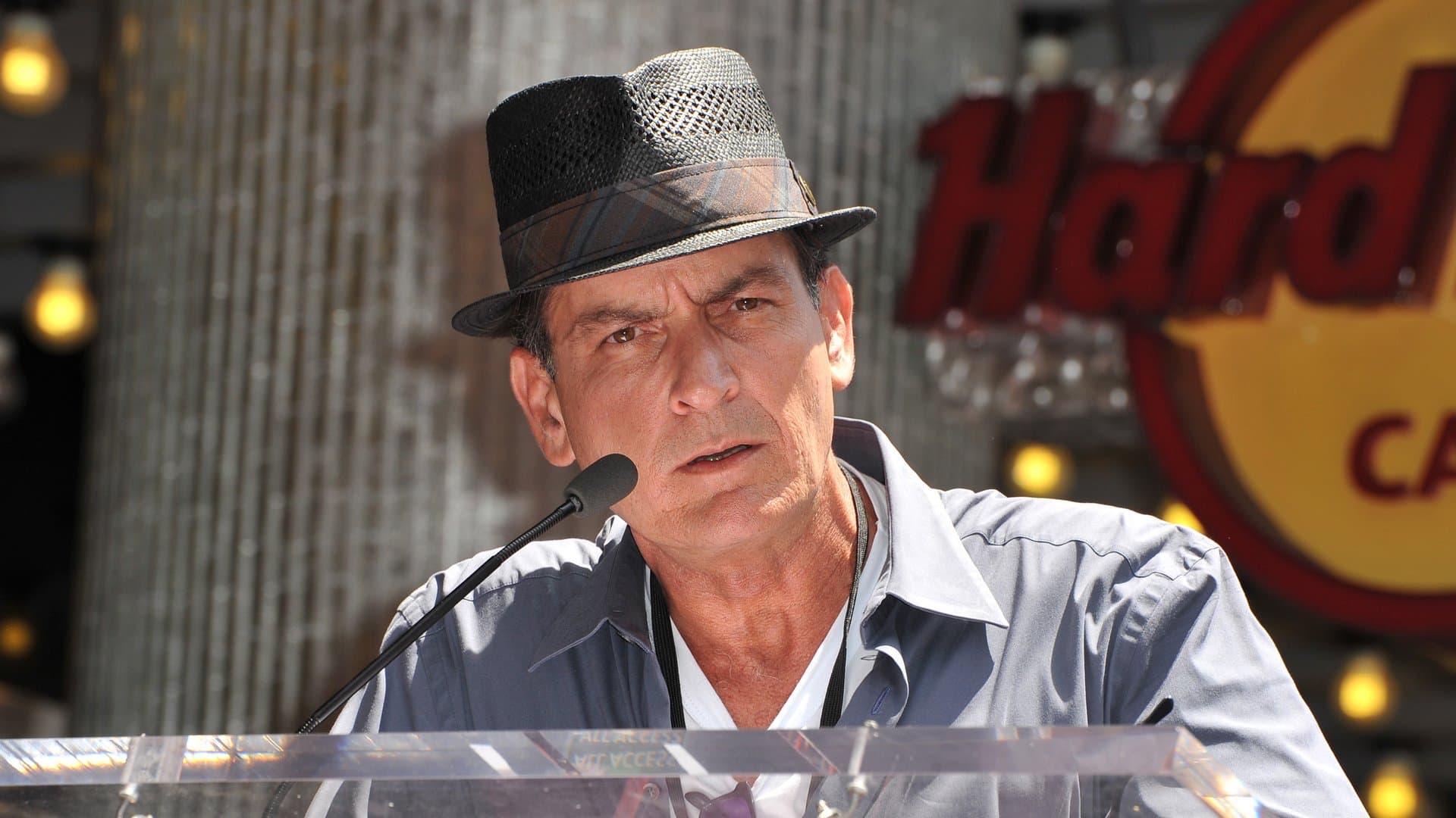 2015 machte der "Two and a Half Men"-Darsteller Charlie Sheen in der "Today"-Show des US-Senders NBC öffentlich, dass er seit vier Jahren mit HIV lebt. Er ist nicht der einzige Prominente, der von der Krankheit betroffen ist.