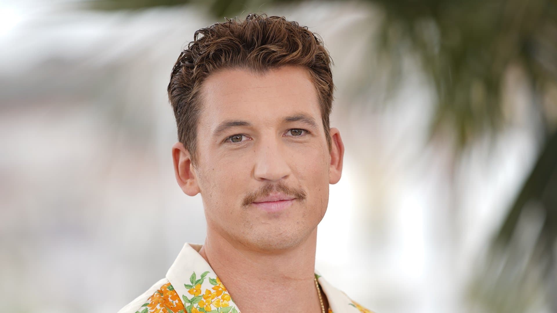 Miles Teller war 2015 ein großer Held. Der Schauspieler sprang in Miami gemeinsam mit seiner Freundin ins Meer und rettete eine schwangere Frau vor dem Ertrinken. Auch diese Hollywood-Stars bewiesen schon ihre Helden-Qualitäten abseits der Kameras.