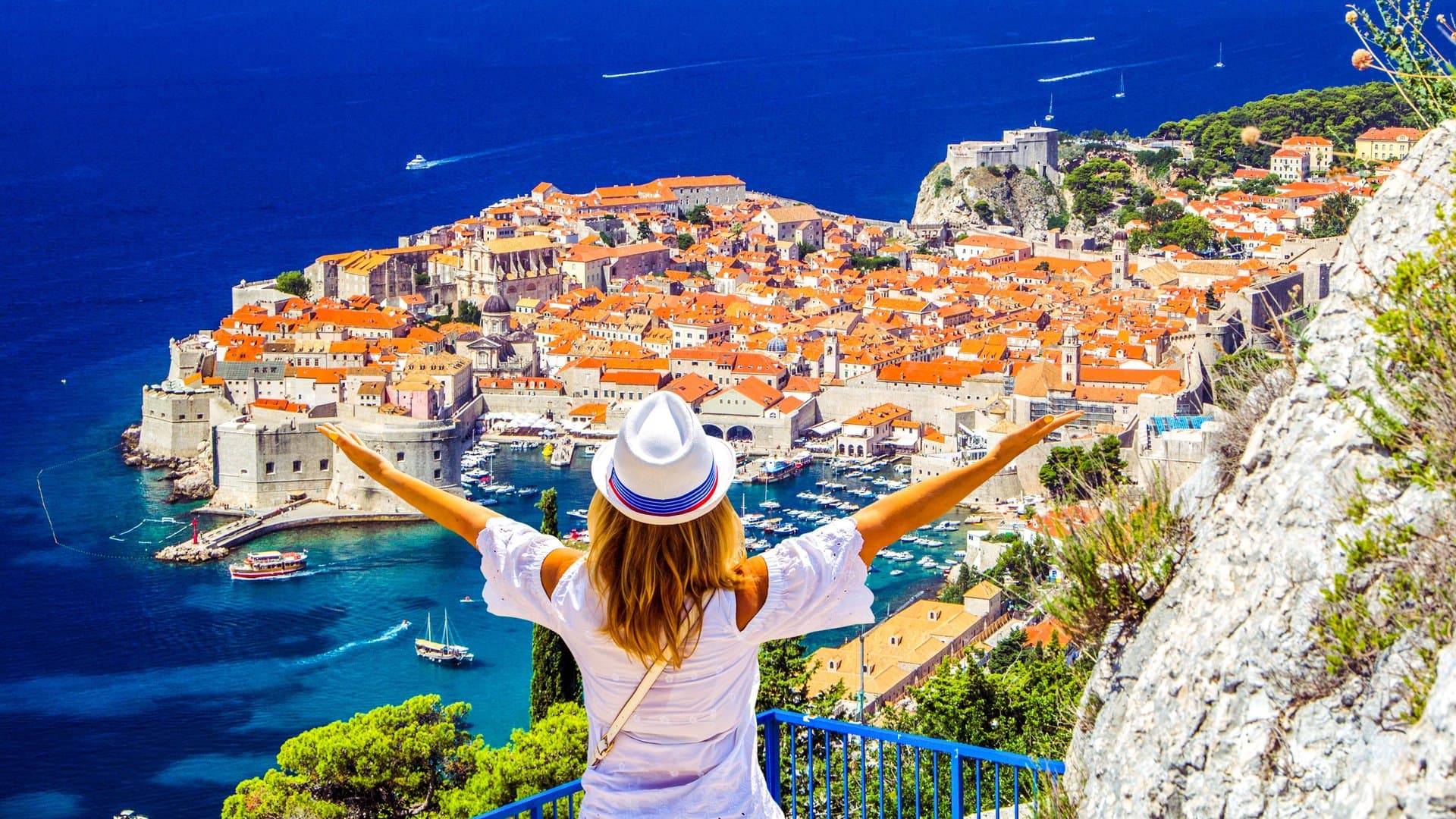 At the southernmost end of Croatia waits the worth seeing city of Dubrovnik. As a Unesco World Heritage Site, the 'Pearl of the Adriatic' attracts thousands of visitors every year. But the Dalmatian coast has even more to offer. The sea and the mountains are sometimes only a few meters apart.