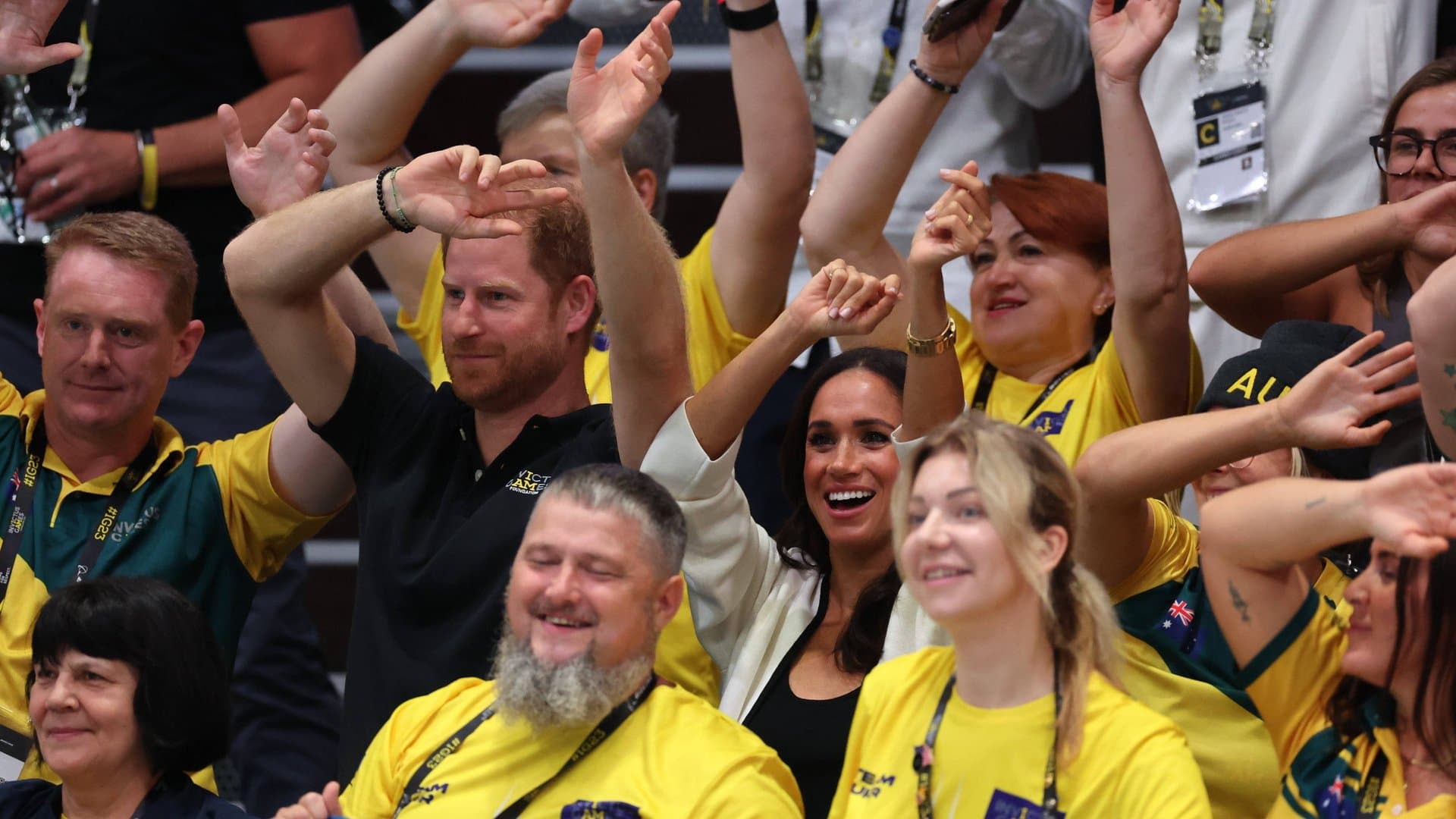 Prince Harry and Duchess Meghan exuberantly in Düsseldorf.