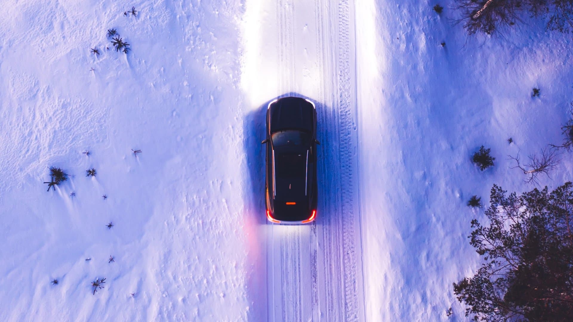 Extreme Kälte verändert das Fahrverhalten von Autos spürbar. Schnee und Eis verlängern Bremswege erheblich, in Kurven können Fahrzeuge ins Schlittern geraten. Wie Autofahrer im Winter ihr Fahrverhalten anpassen sollten.