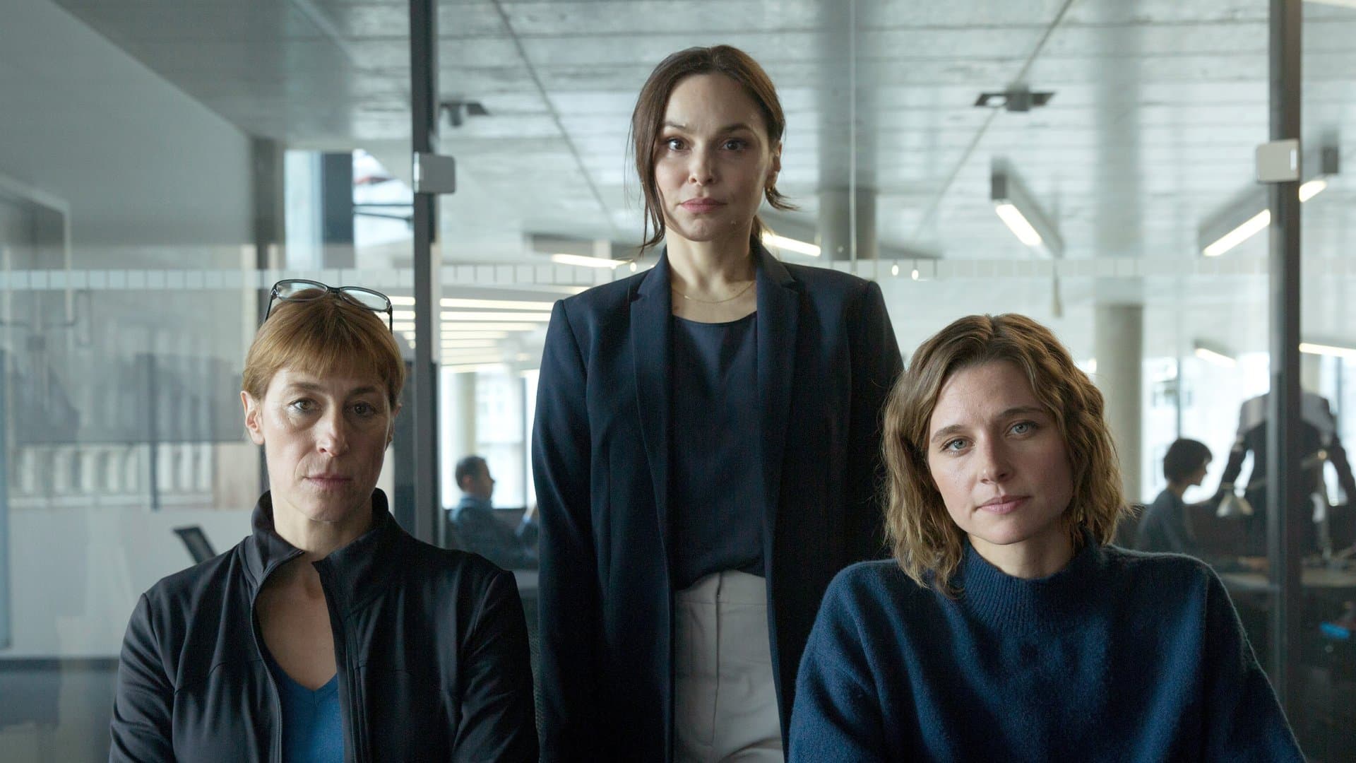 "Helix": Teamleiterin Hoettger (Helene Grass, l.), Staatssekretärin Dr. Karlström (Mina Tander, M.) und Personenschützerin Helen Schilling (Svenja Jung, r.) sind enttäuscht über den Stand der Ermittlungen.