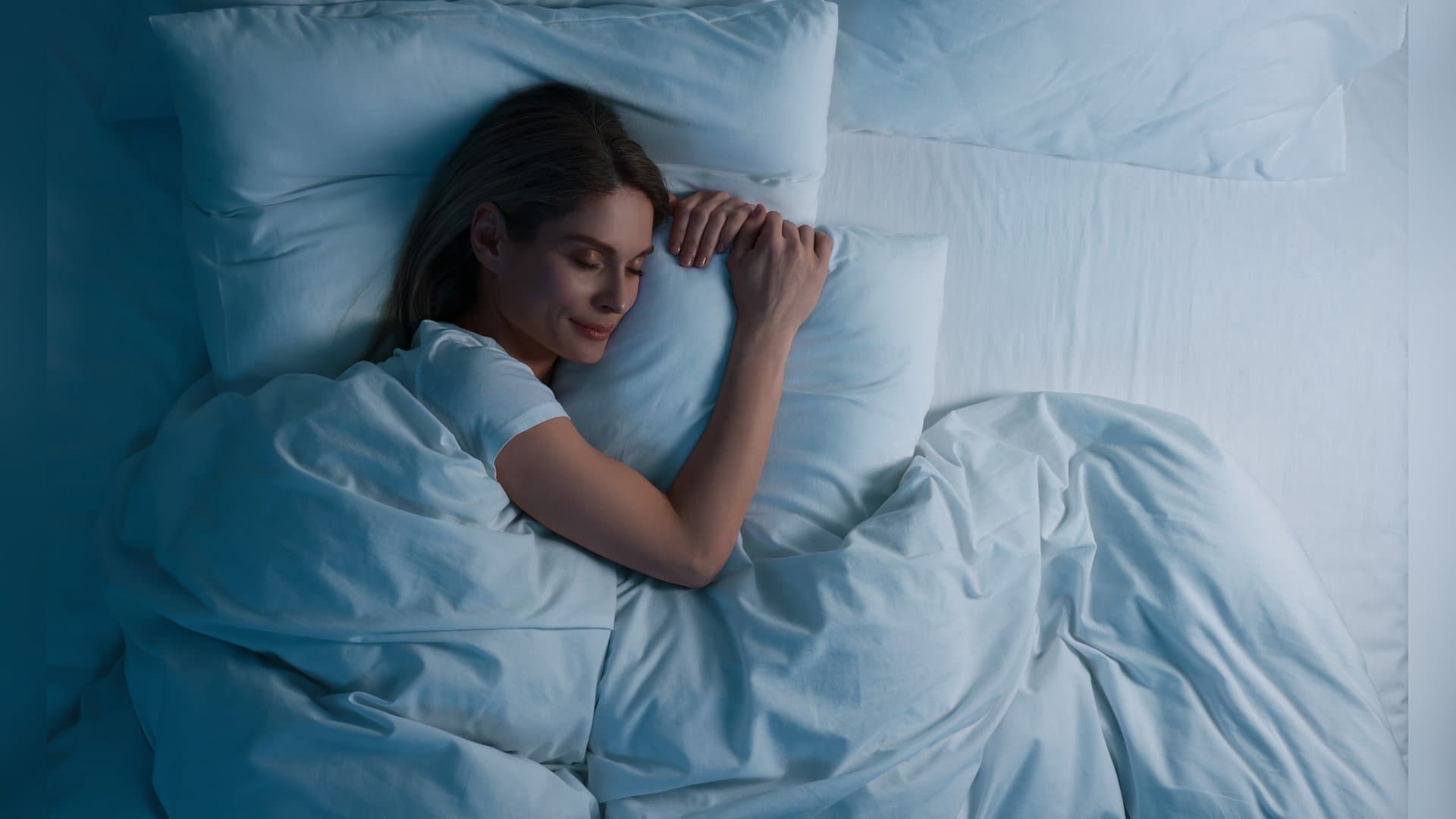 Wer kennt das nicht? Man liegt im Bett, wälzt sich hin und her, und der Schlaf will einfach nicht kommen. Eine gute Schlafhygiene kann hier helfen. Mit diesen zehn Tipps wird die Nacht erholsamer.