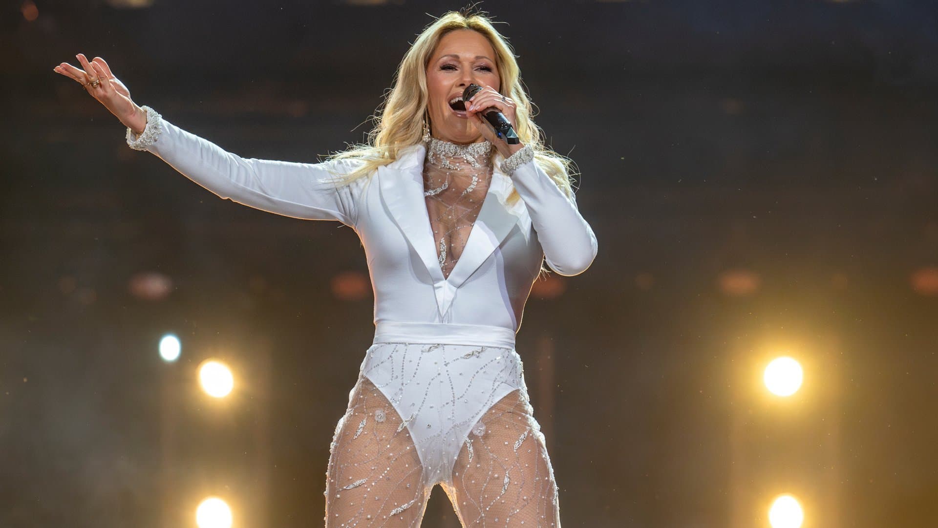 Helene Fischer präsentiert am ersten Weihnachtsfeiertag um 20:15 Uhr im ZDF wieder "Die Helene Fischer Show". Für die Performances hat die Sängerin einige Outfits im Gepäck, darunter diesen figurbetonten Body.