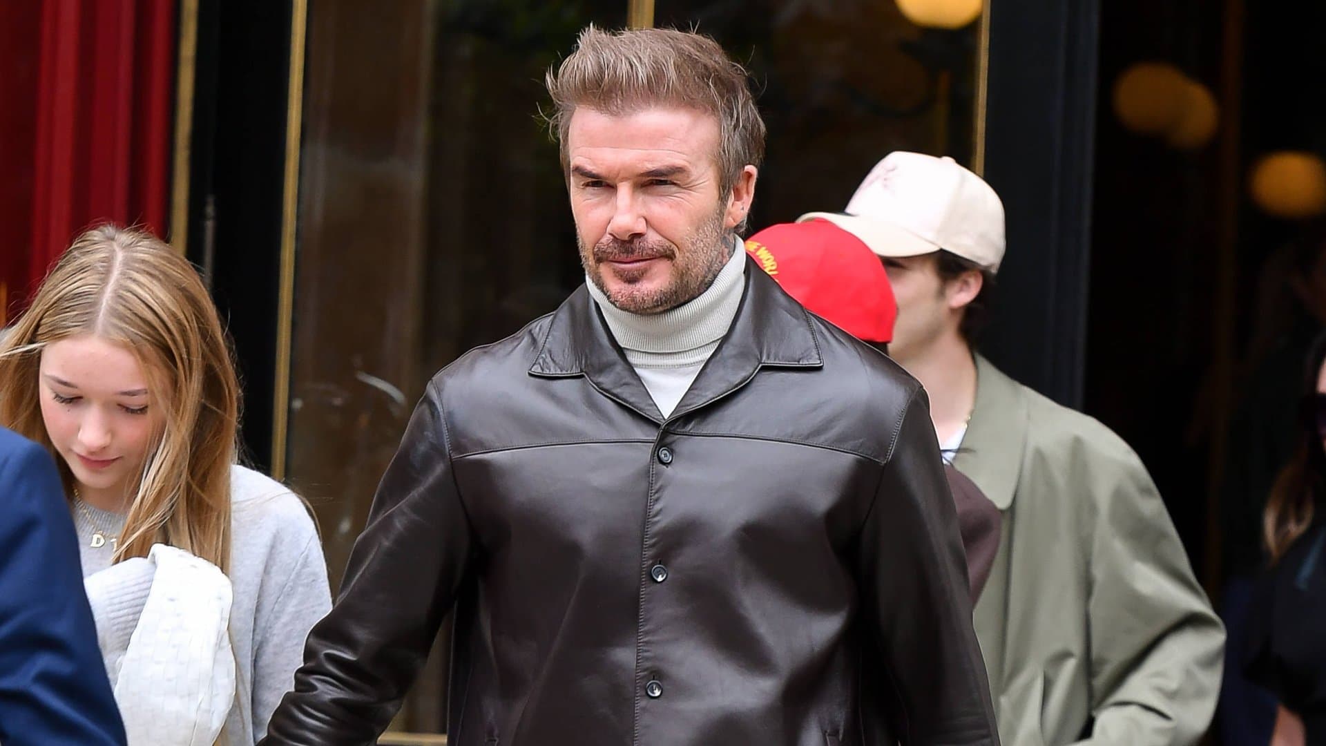 David Beckham gilt seit Jahren als feste Größe in der Modewelt. Seine Outfits sind oft bis ins Detail durchdacht, wie er selbst in seiner Doku verraten hat. Doch auch er war nicht immer vor modischen Fehlgriffen gefeit.