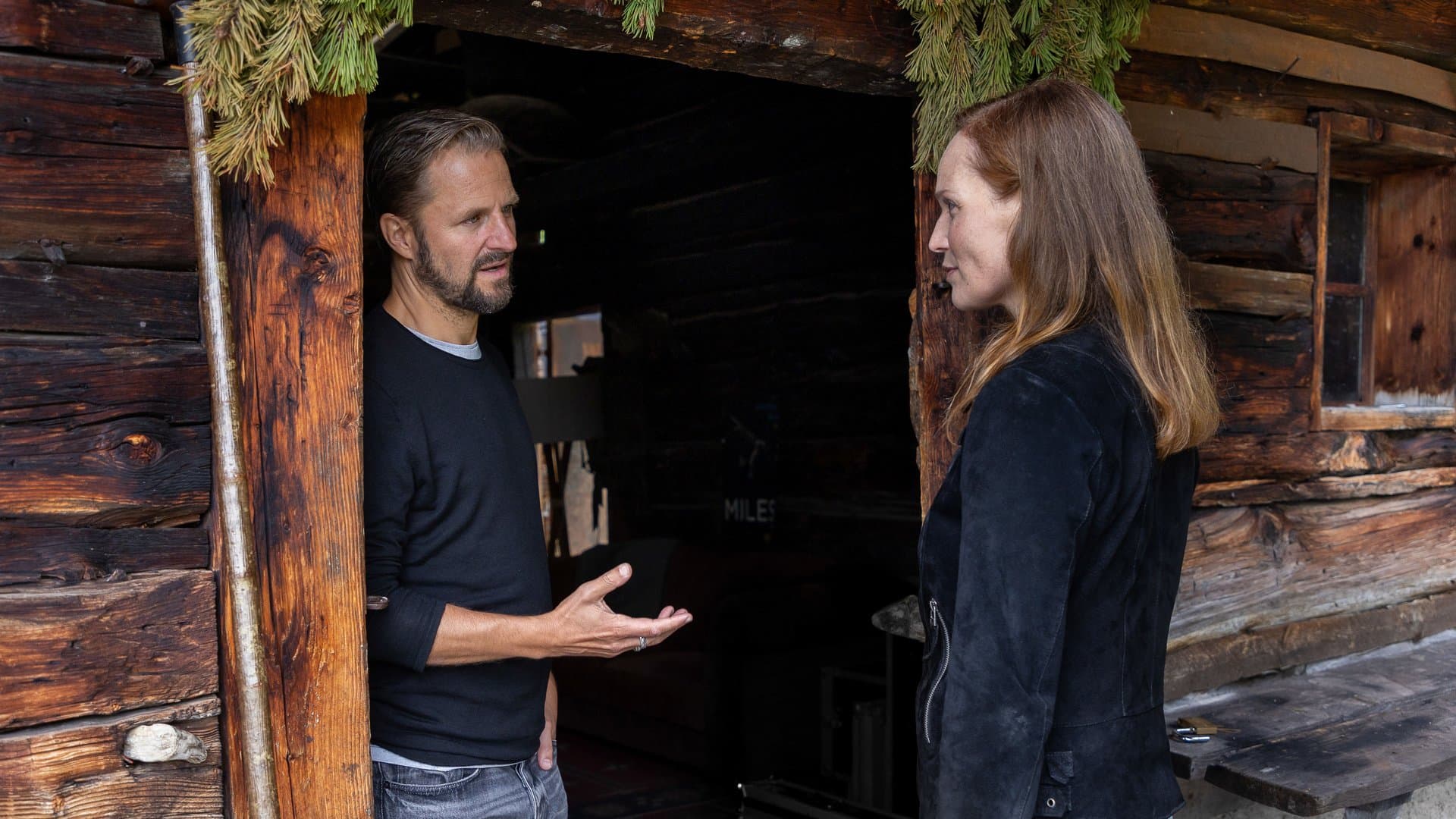 "Der Geier - Die Tote mit dem falschen Leben": Kommissarin Franziska Conte (Julia Koch) besucht Lukas Geier (Philipp Hochmair), um ihn zu einem Mordfall zu befragen.