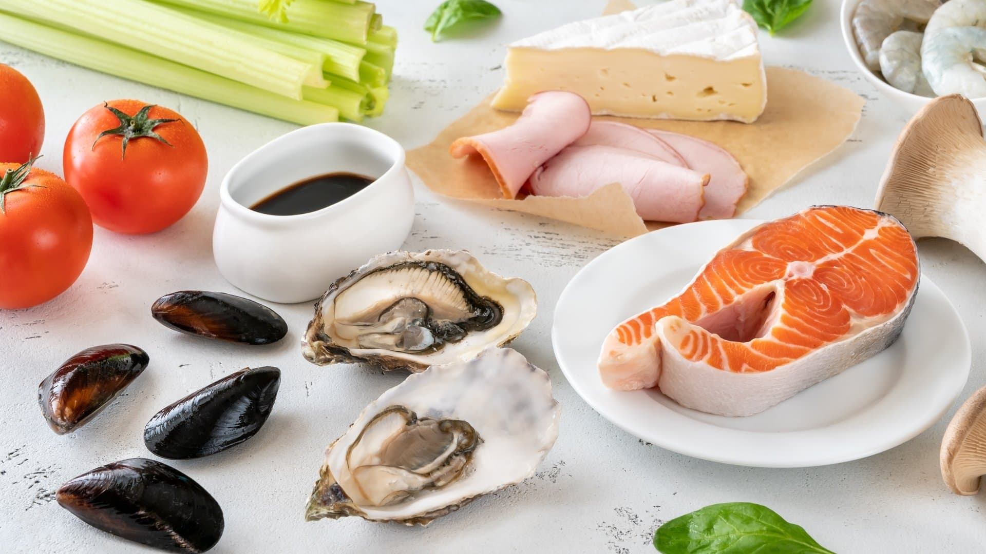 Ob in Tomaten, Käse, Pilzen, Fisch oder Sojasauce - Umami ist in vielen Lebensmitteln zu finden und vielfältig einsetzbar. Das japanische Wort bedeutet auf Deutsch übersetzt so viel wie "köstlich". Diese Lebensmittel sind besonders umamireich.