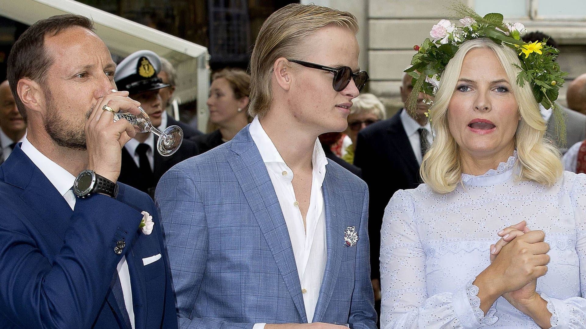 Marius Borg Høiby (center) is from a previous relationship of Crown Princess Mette-Marit. With Crown Prince Haakon, whom she has been married to since 2001, she has two additional children.