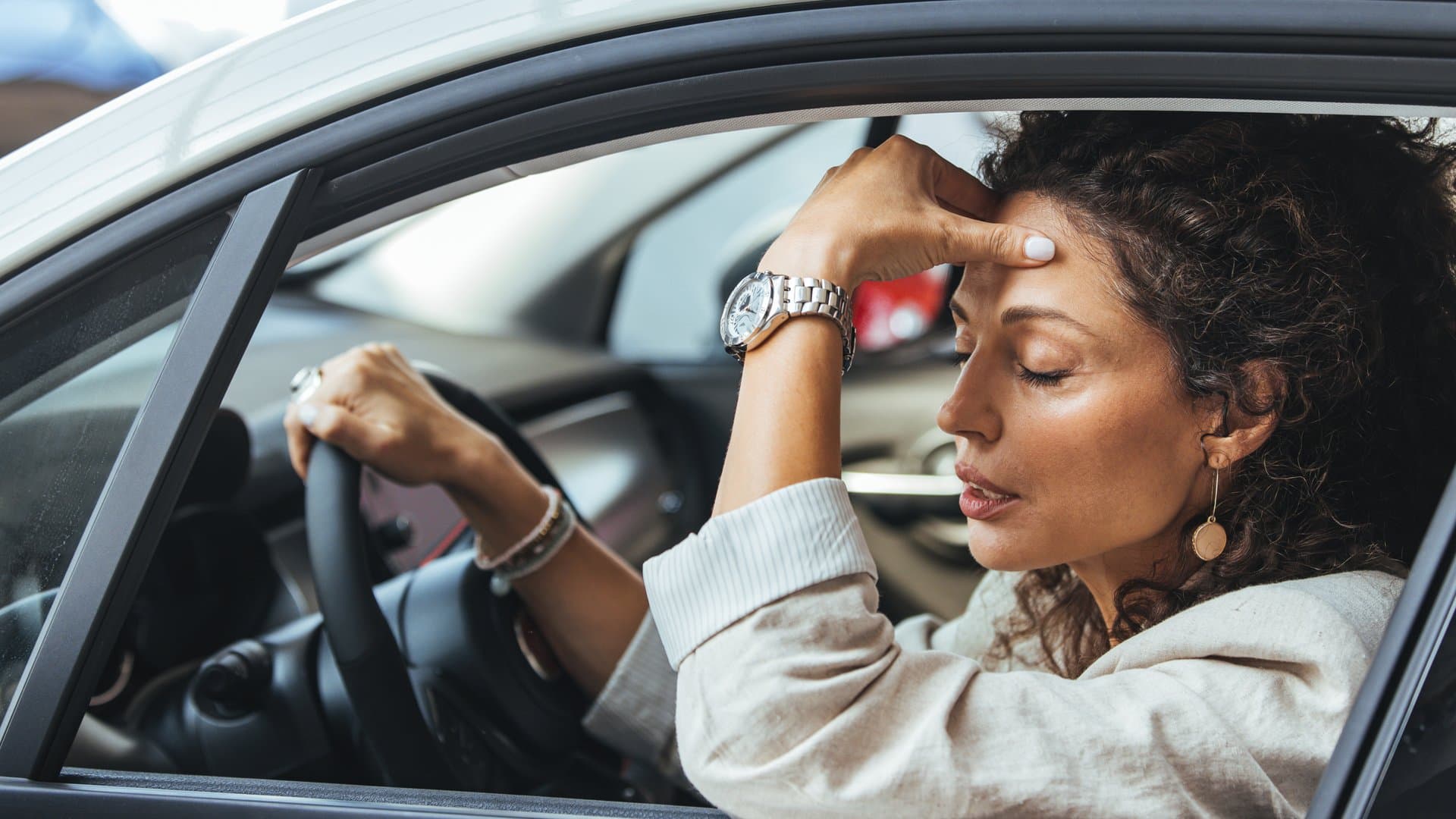 Stress gehört zum Alltag im Verkehr. Er betrifft Autofahrer, Radfahrer und Fußgänger gleichermaßen. Wichtig ist, ihn rechtzeitig zu erkennen. Diese Tipps helfen, um die Ruhe im Straßenverkehr zu bewahren.
