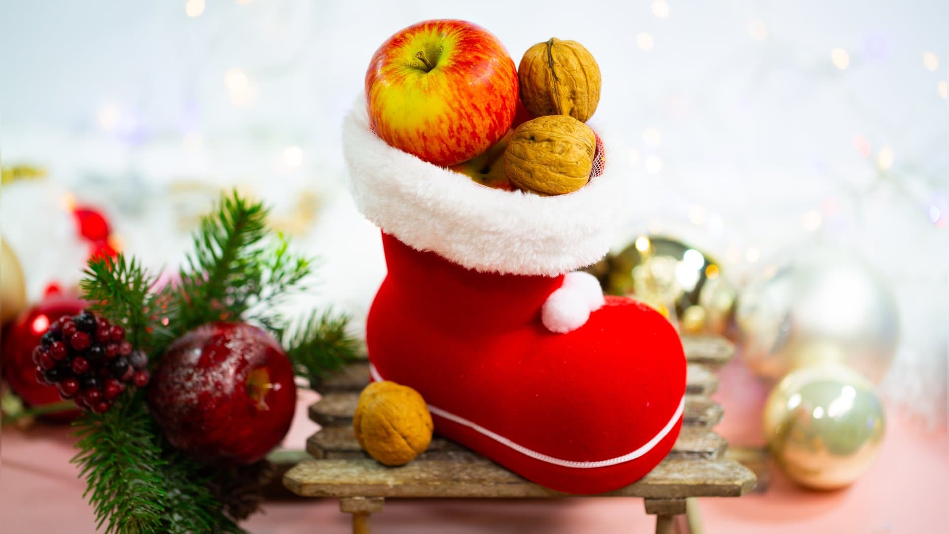 Ein Stiefel voll mit weihnachtlichen Leckereien ist in einigen Ländern Tradition. Andere Regionen der Welt haben ihre ganz eigenen Bräuche zum Fest, die mitunter skurril anmuten können.