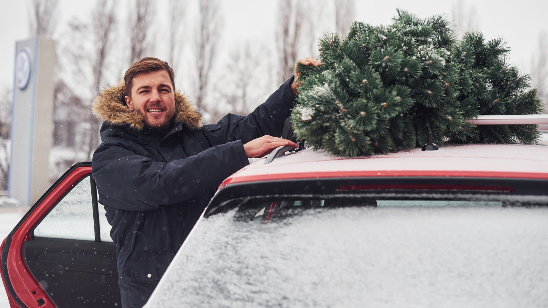 Im Dezember steht bei vielen der Weihnachtsbaumkauf an. Damit das gute Stück sicher und ohne Ärger in den eigenen vier Wänden ankommt, sollte man ein paar praktische Punkte beachten.