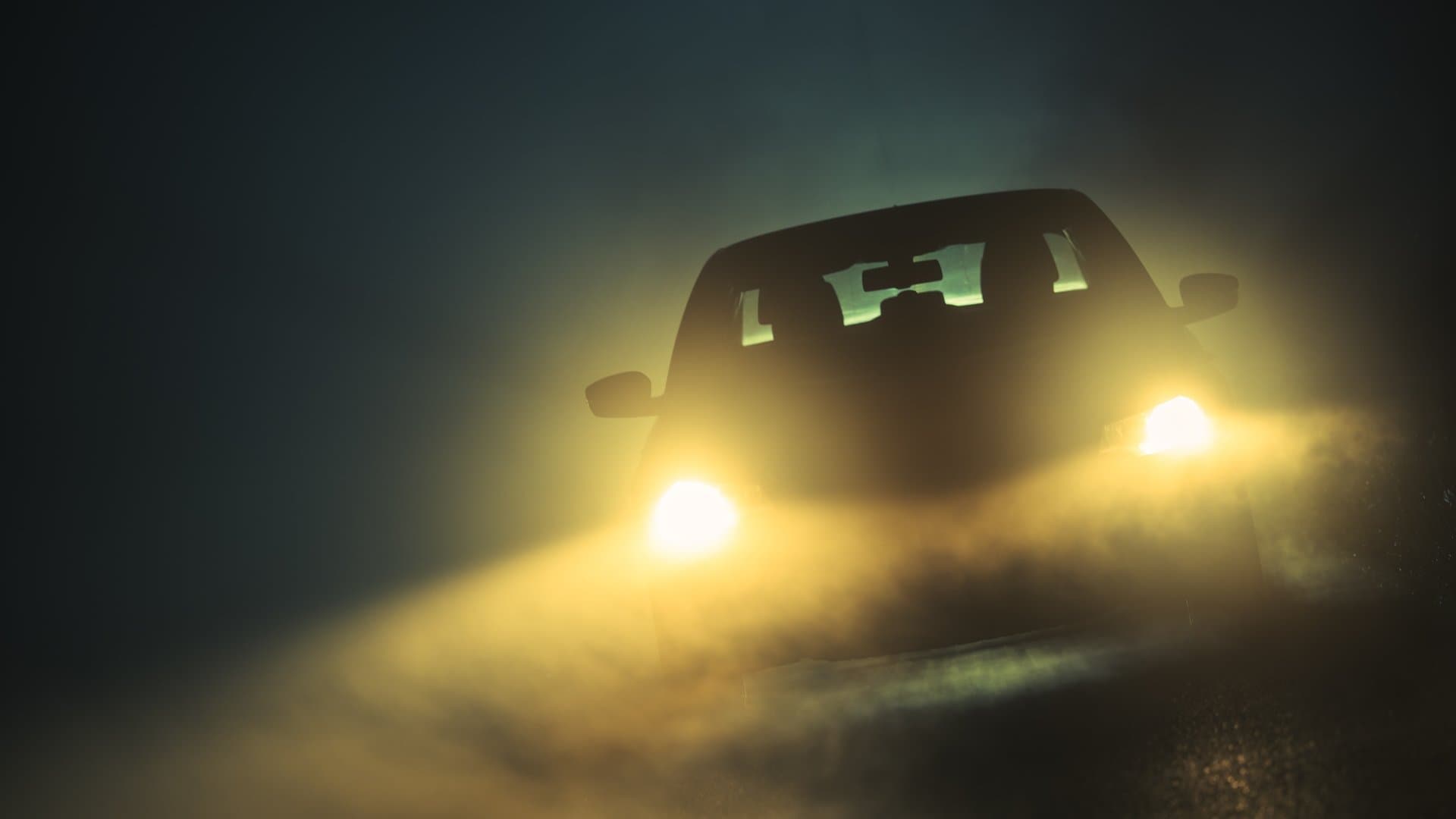 Mit sinkenden Temperaturen, Nebel und frühem Einbruch der Dunkelheit steigen die Anforderungen an Fahrzeug und Fahrverhalten. Nässe, Laub und Eis machen Straßen rutschiger und die Sicht schwieriger. Wie Autofahrer sich jetzt vorbereiten und ihre Fahrweise anpassen sollten.