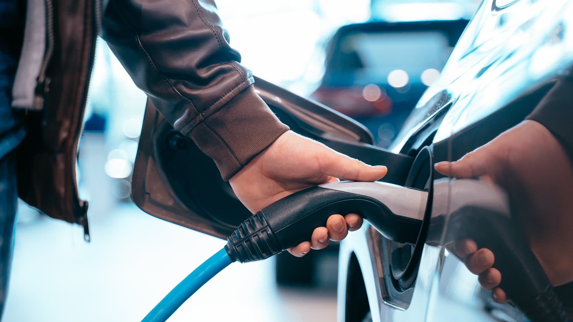 Der ADAC hat die 30 sparsamsten Elektroautos analysiert. Dabei zeigt sich: Der Verbrauch pro Kilowattstunde auf 100 Kilometer hängt nicht zwingend mit der Größe oder dem Gewicht des Fahrzeugs zusammen. Diese Autos verbrauchen weniger Strom als andere in ihrer Klasse.