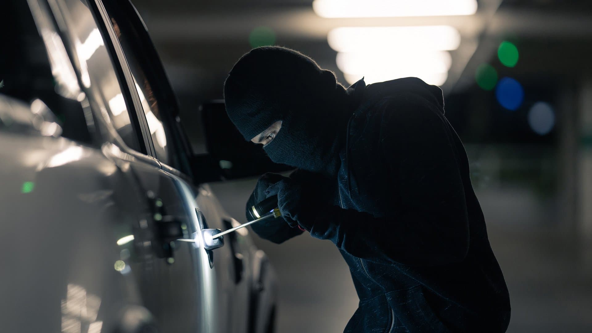 In Deutschland werden im Schnitt 3 von 10.000 Autos pro Jahr gestohlen. Das klingt bei Millionen angemeldeter Fahrzeuge nicht nach viel, doch über das Jahr verteilt summiert sich das bundesweit auf 14.162 Diebstähle. Auf welche Fahrzeuge Langfinger es vergangenes Jahr besonders abgesehen hatten.