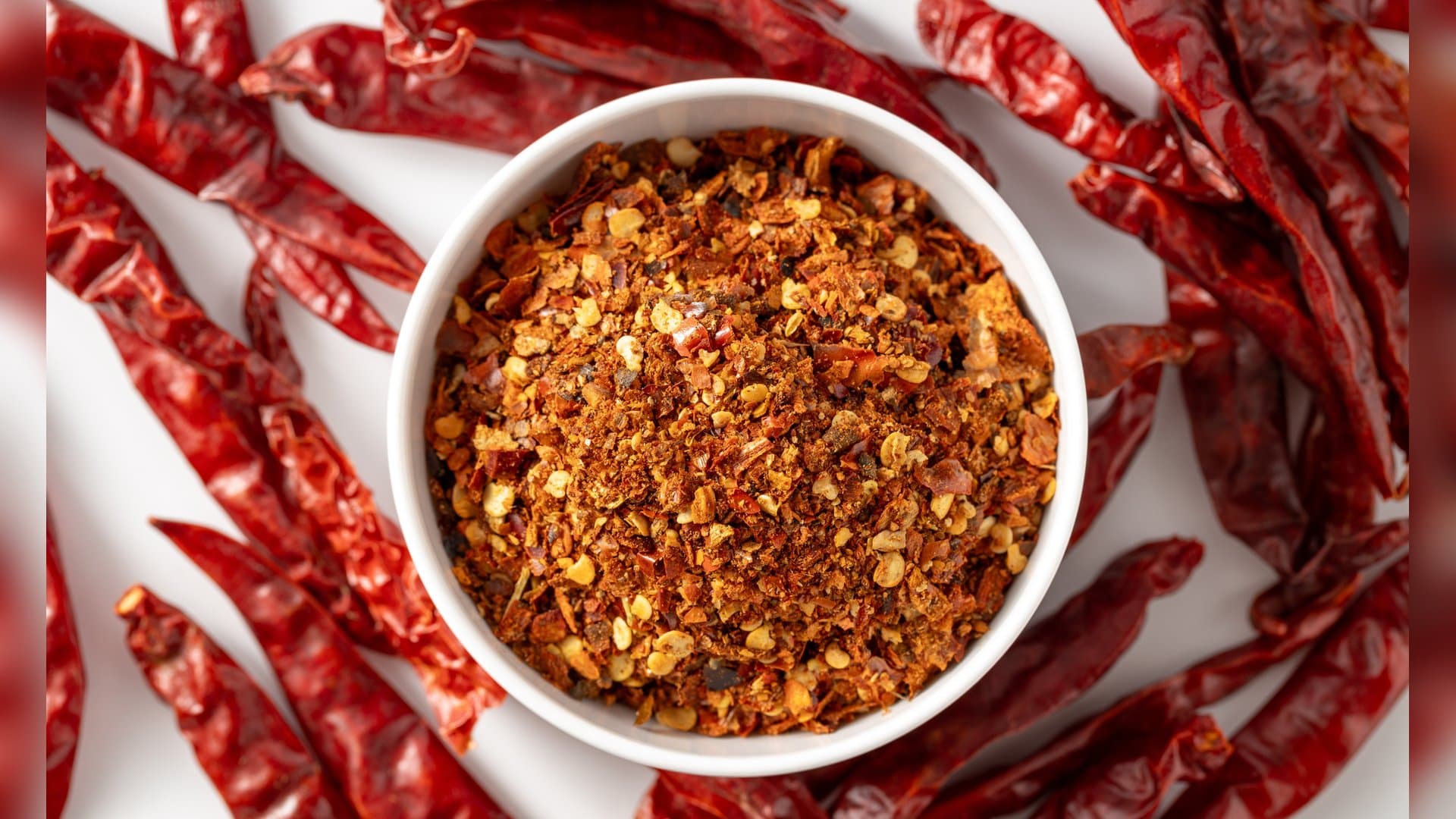 Chilischoten gelten als die bekanntesten Fatburner. Der Scharfstoff Capsaicin erhöht kurzfristig die Körpertemperatur - und kurbelt damit zugleich den Kalorienverbrauch an.