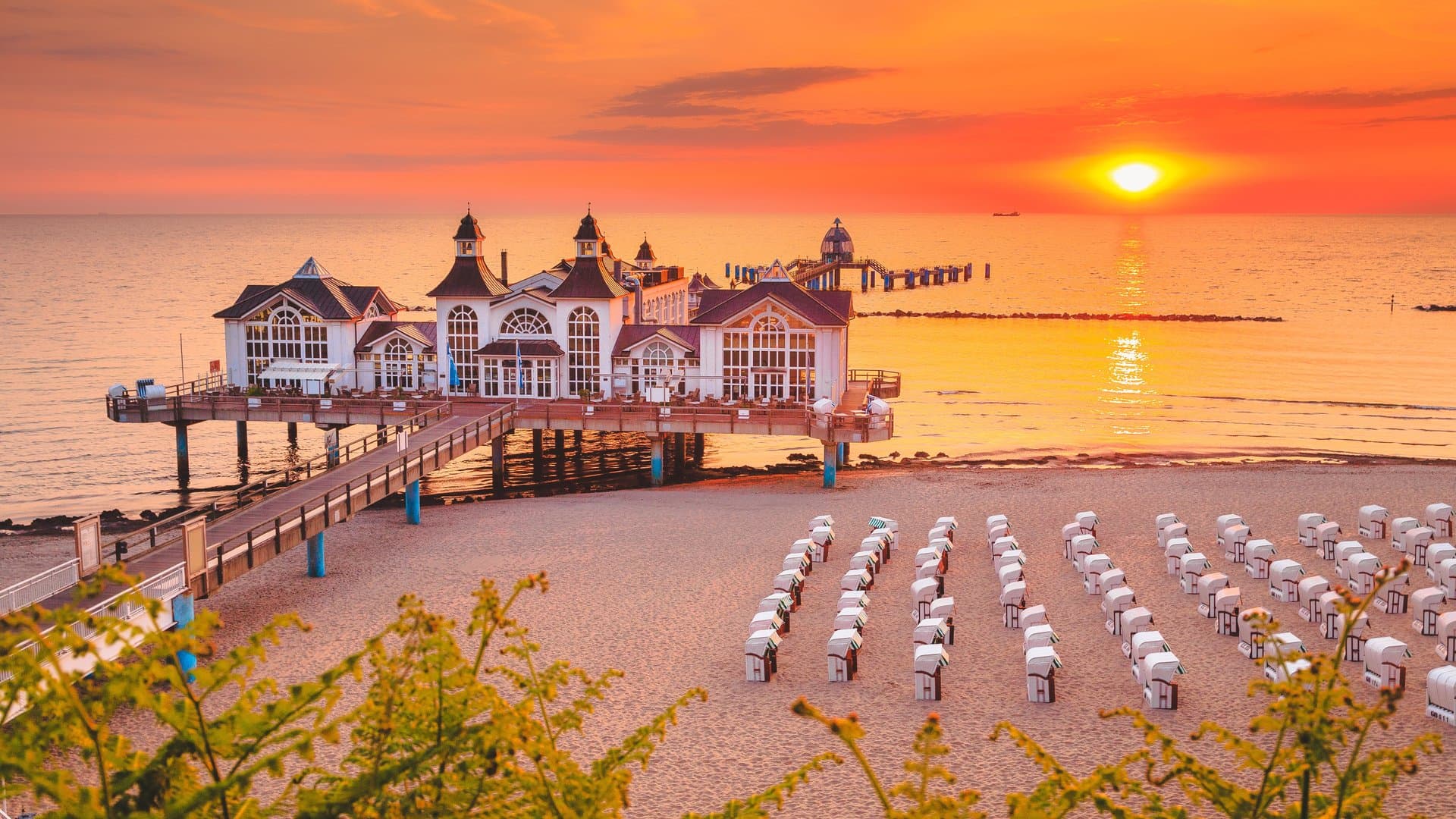 Malerische Sonnenuntergänge über dem weiten Meer lassen sich nicht nur in der Karibik erleben, sondern zum Beispiel auch auf Rügen.