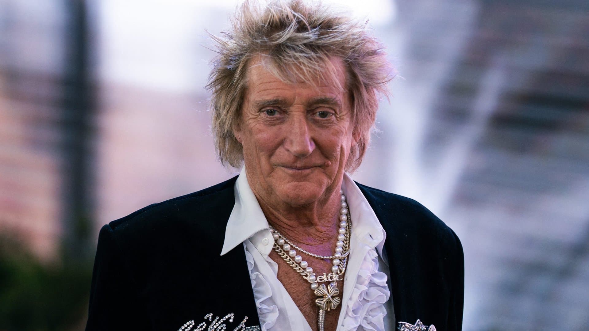 Ausgerechnet seine Fußball-Begeisterung sorgt dafür, dass viele Fans gerade sauer auf Rod Stewart sind.