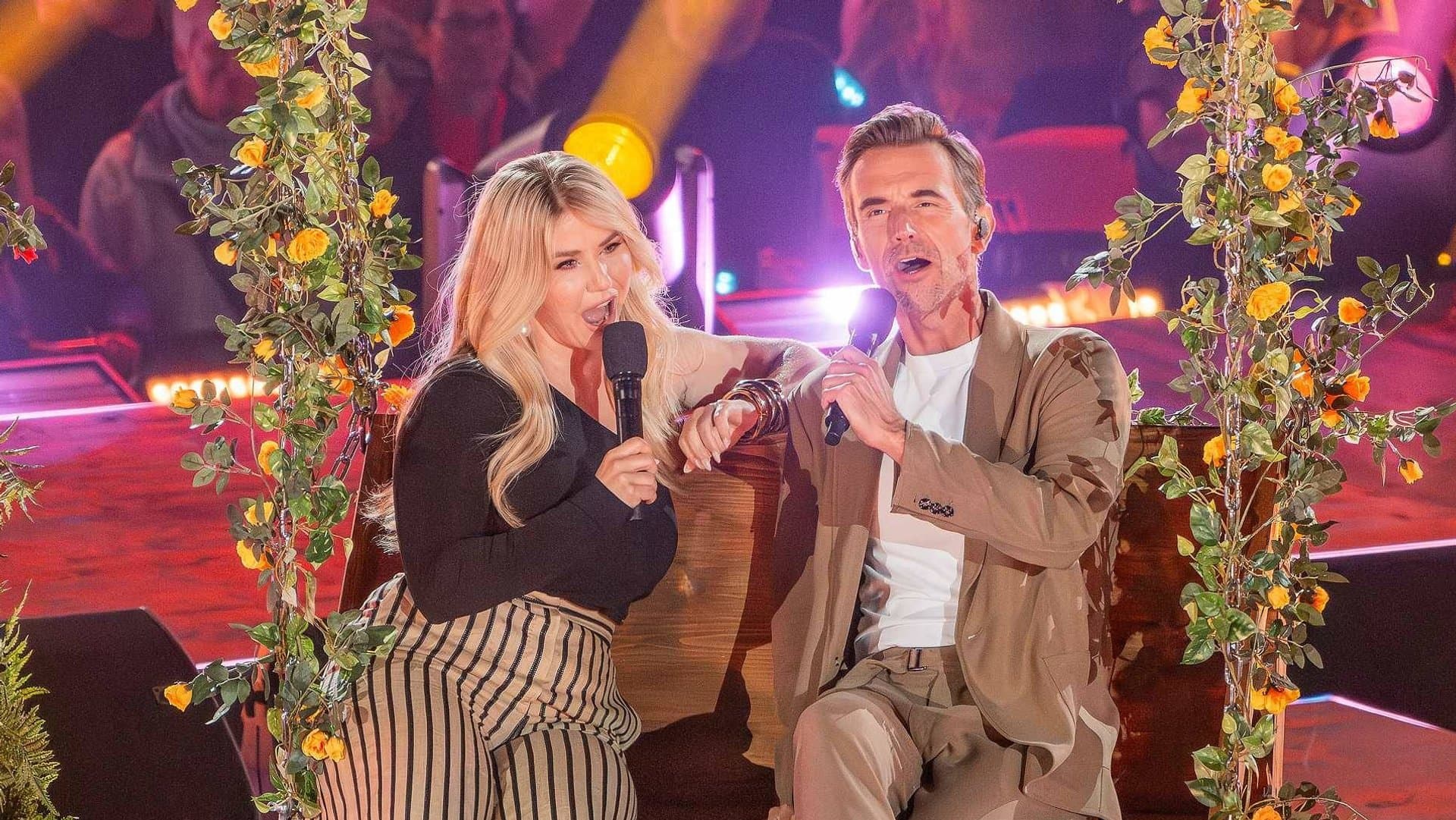 Beatrice Egli und Florian Silbereisen beim "Schlagerbooom Open Air 2026". Egli wählte für ihren Geburtstagspost ein ähnliches Motiv.