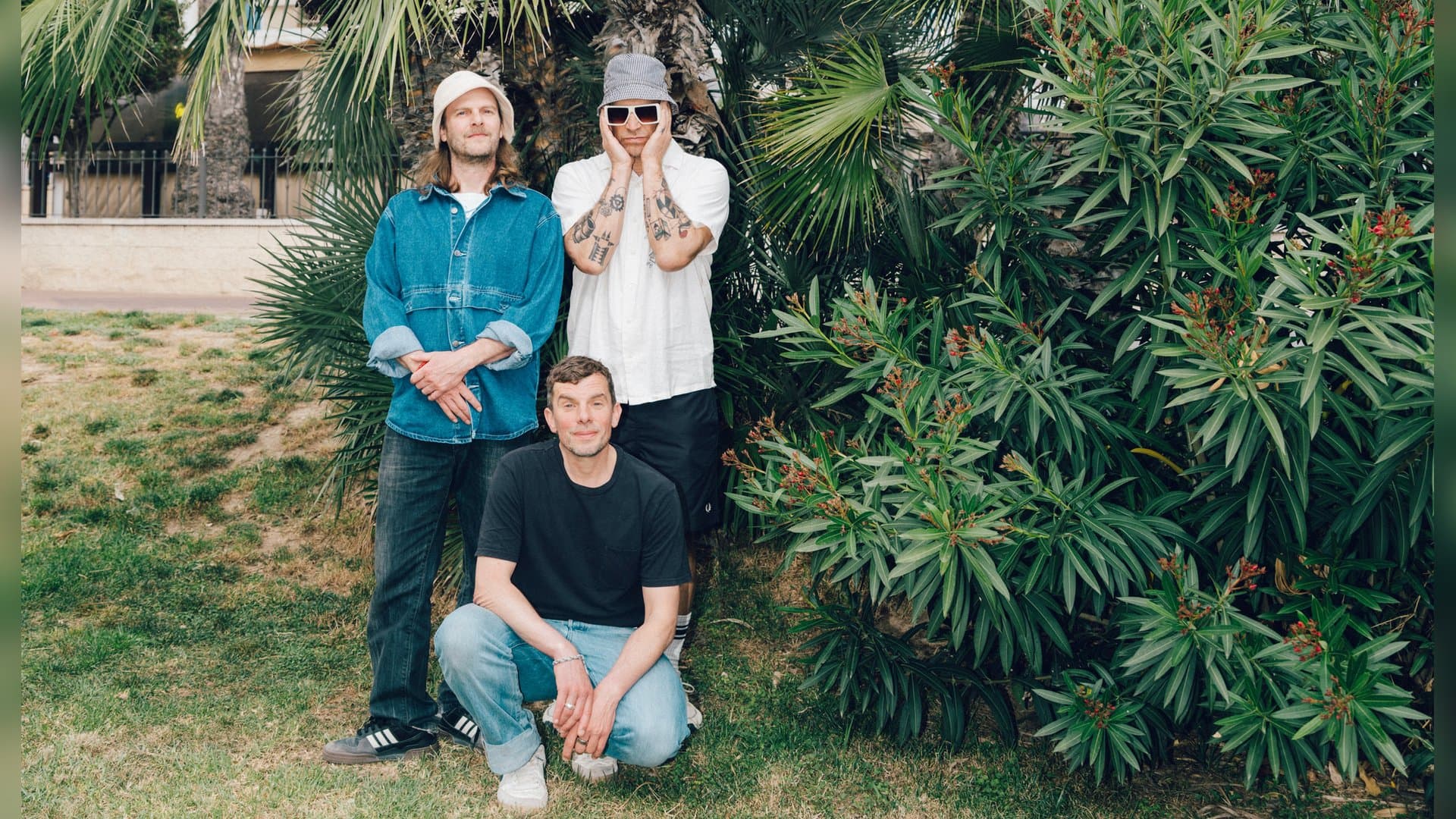 Peter Brugger, Rüdiger "Rüde" Linhof, and Flo Weber celebrate the 30th anniversary of their cult band Sportfreunde Stiller with the new album "Happy Birthday."