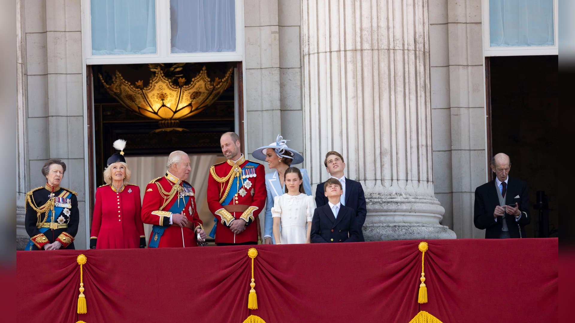 Während die anderen Royals miteinander quatschten, zückte der Herzog von Kent (rechts) auf dem Palastbalkon plötzlich sein Handy,