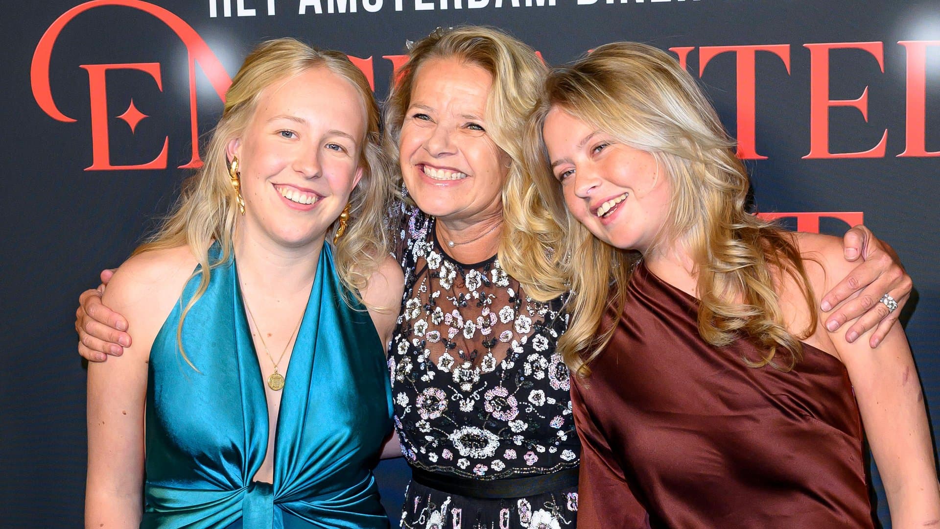 Princess Mabel beamed in Amsterdam between Countess Luana (l.) and Countess Zaria.