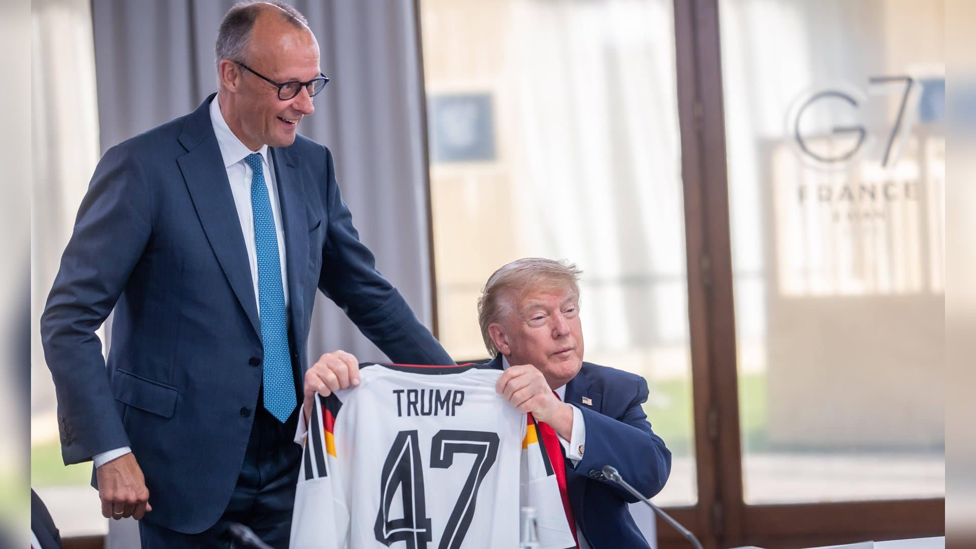 Friedrich Merz (l.) with Donald Trump and the "Trump" jersey.