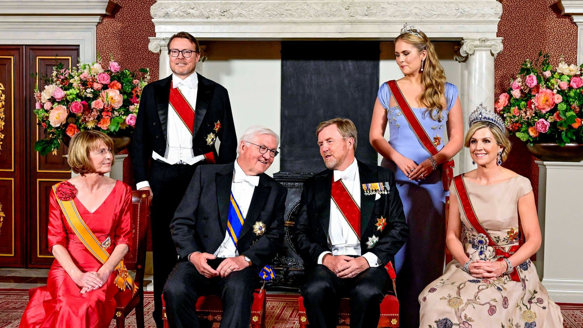 König Willem-Alexander, Königin Máxima, Kronprinzessin Amalia und Prinz Constantijn posierten mit ihren deutschen Gästen, Bundespräsident Frank-Walter Steinmeier und seiner Ehefrau Elke Büdenbender, für ein offizielles Foto.