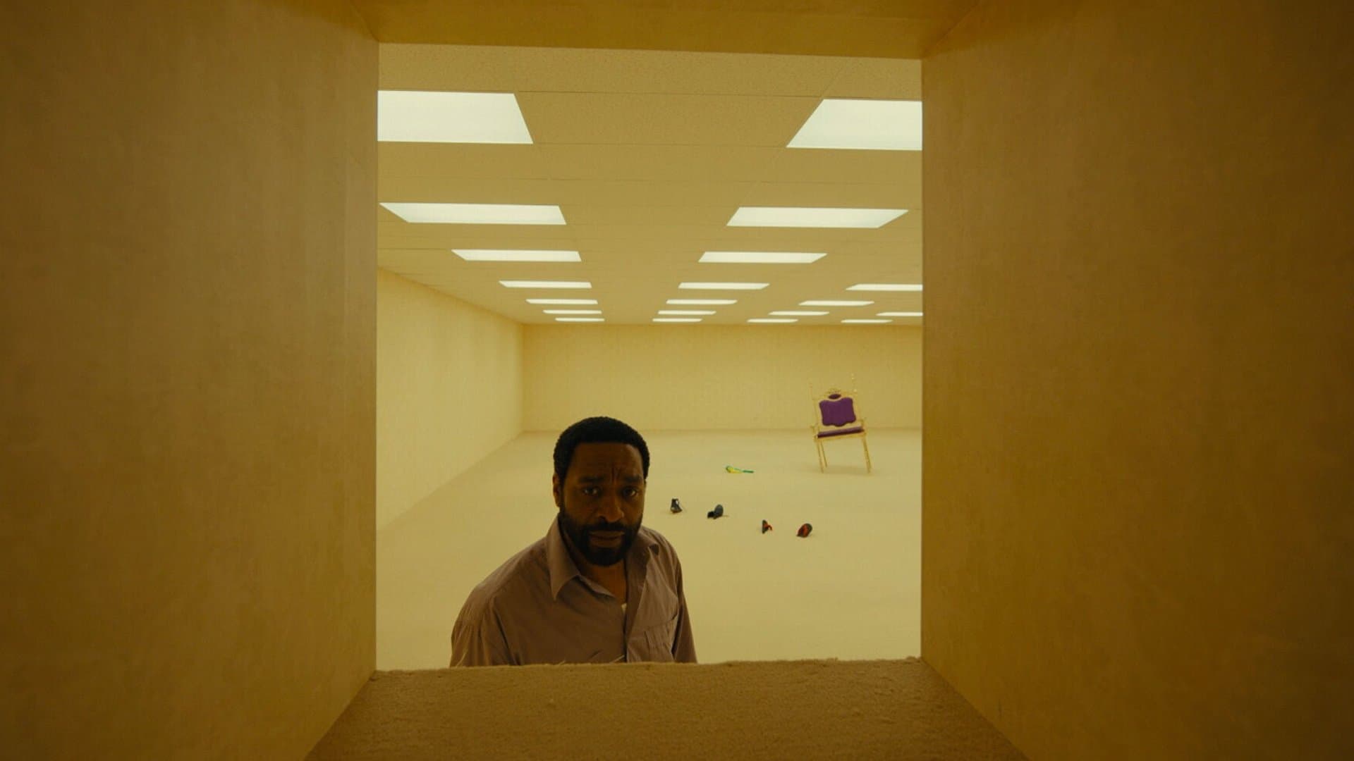 Verwinkelt, verschachtelt, verstörend: Clark (Chiwetel Ejiofor) entdeckt die "Backrooms".