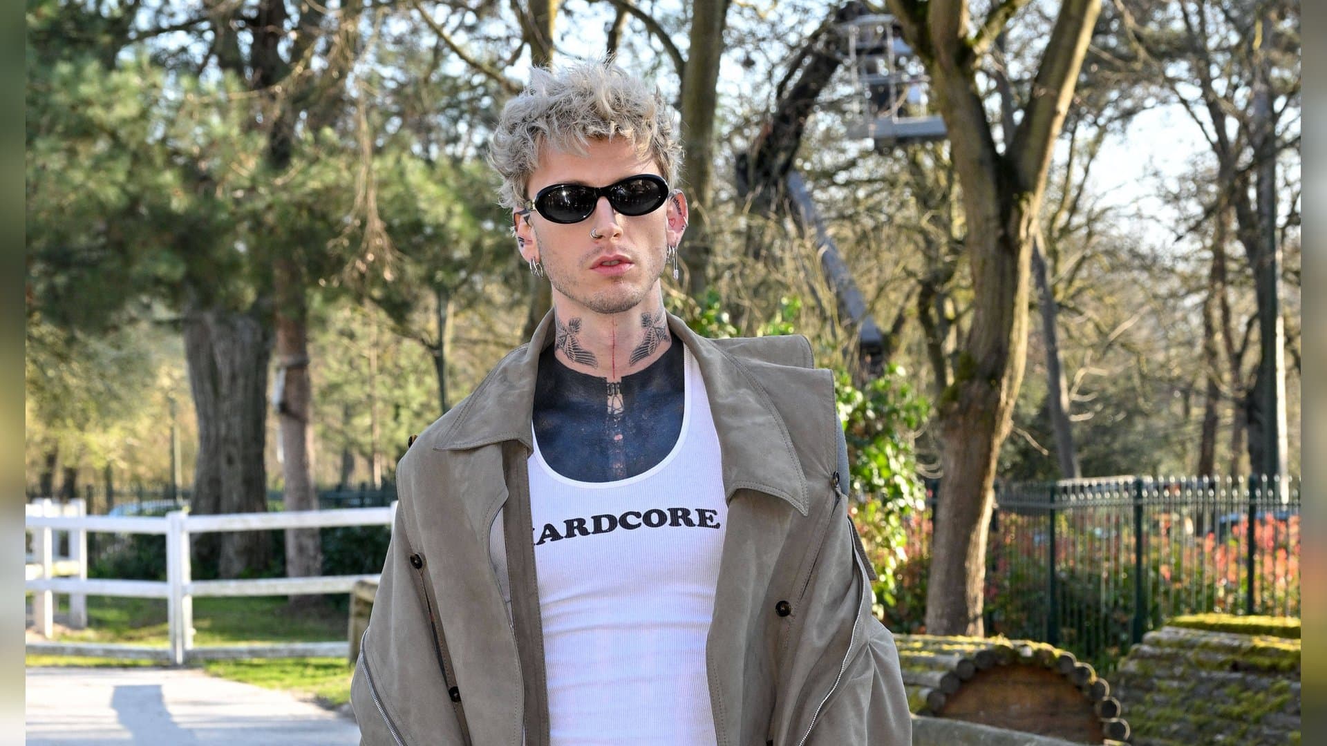 Machine Gun Kelly ließ sich den gesamten Oberkörper schwarz tätowieren - ein sogenanntes Blackout-Tattoo.
