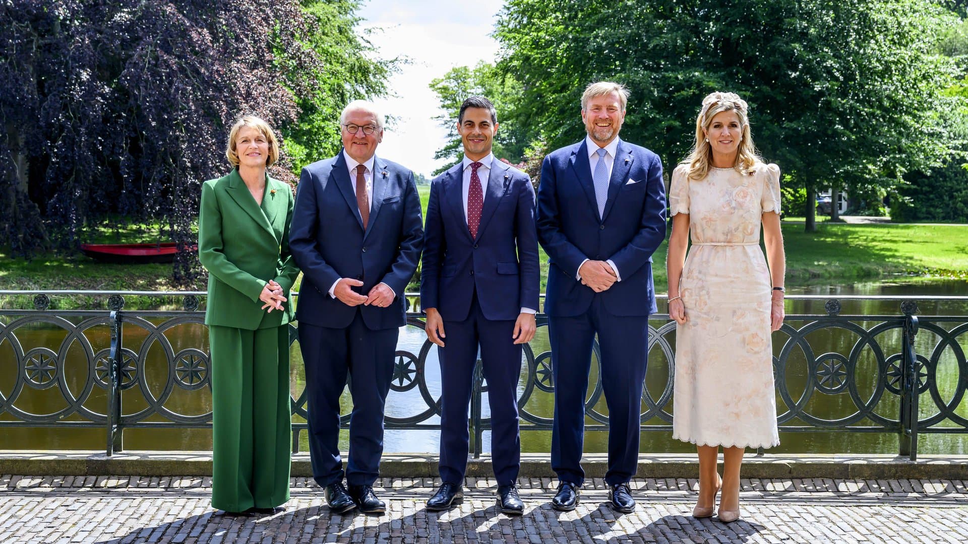 Der niederländische Ministerpräsident Rob Jetten (Mitte) hat Bundespräsident Steinmeier und seine Ehefrau sowie das Königspaar auf Schloss Duivenvoorde zum Regierungsessen empfangen.