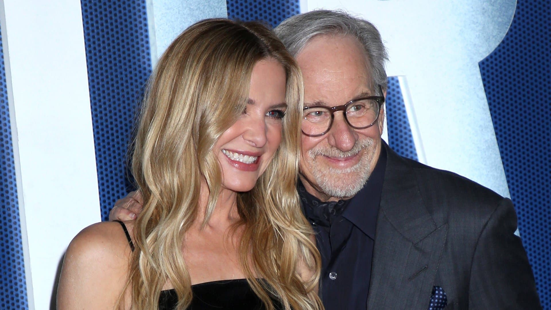 Bei der "Disclosure Day"-Premiere in New York zeigte sich Steven Spielberg strahlend mit seiner Stieftochter Jessica Capshaw.