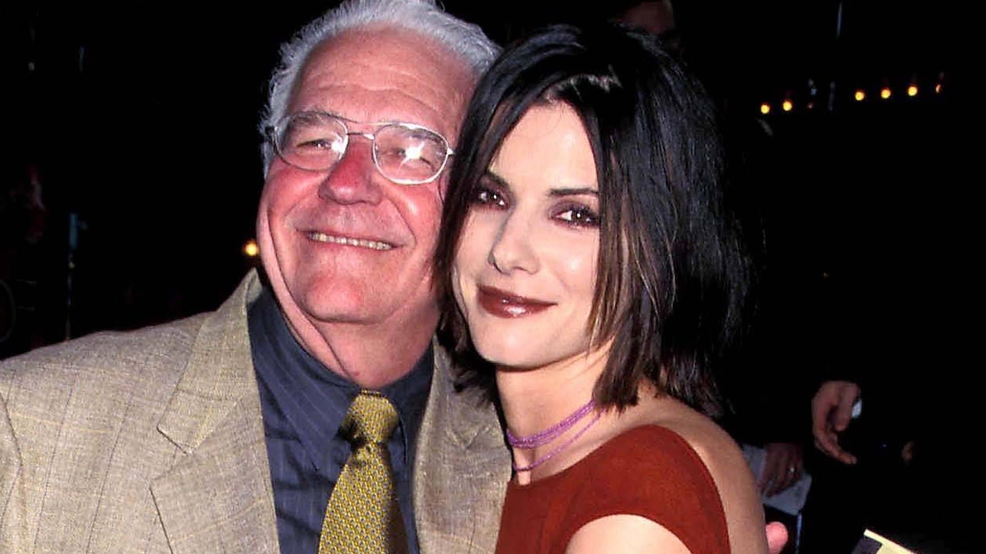 John Wilson Bullock accompanied Sandra Bullock to the 1999 premiere of "Auf die stürmische Art." She now described her look from that time as her "goth era."