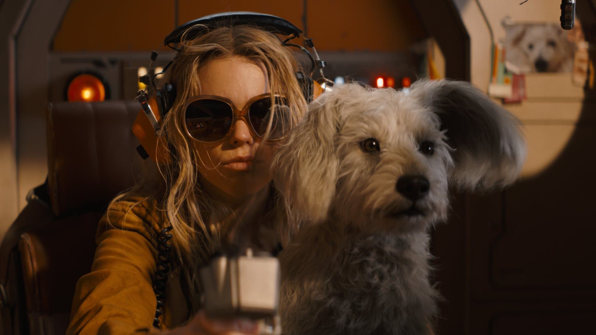 "Supergirl": Kara Zor-El alias Supergirl and her dog Krypto fly from planet to planet - she fleeing from loneliness, he just because.