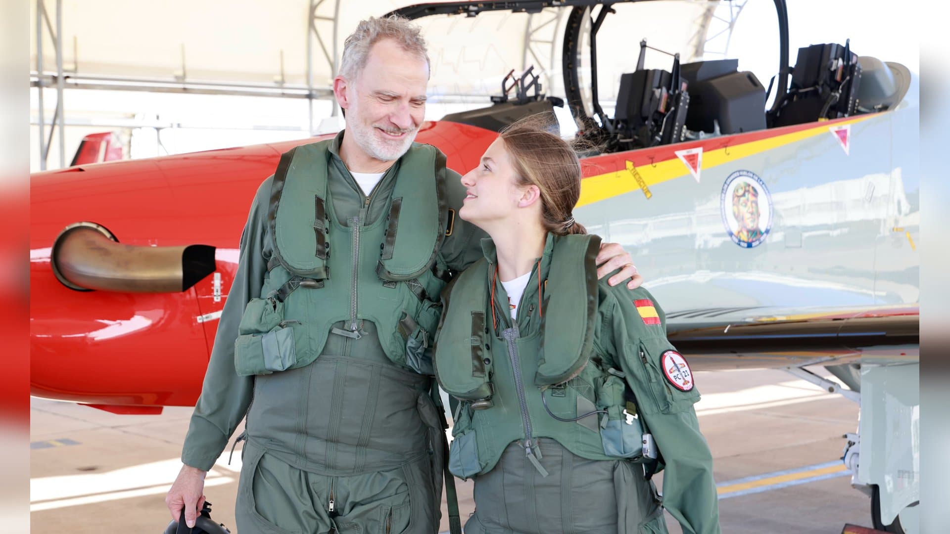Stolzer Moment: König Felipe und Tochter Leonor nach einem gemeinsamen Formationsflug.