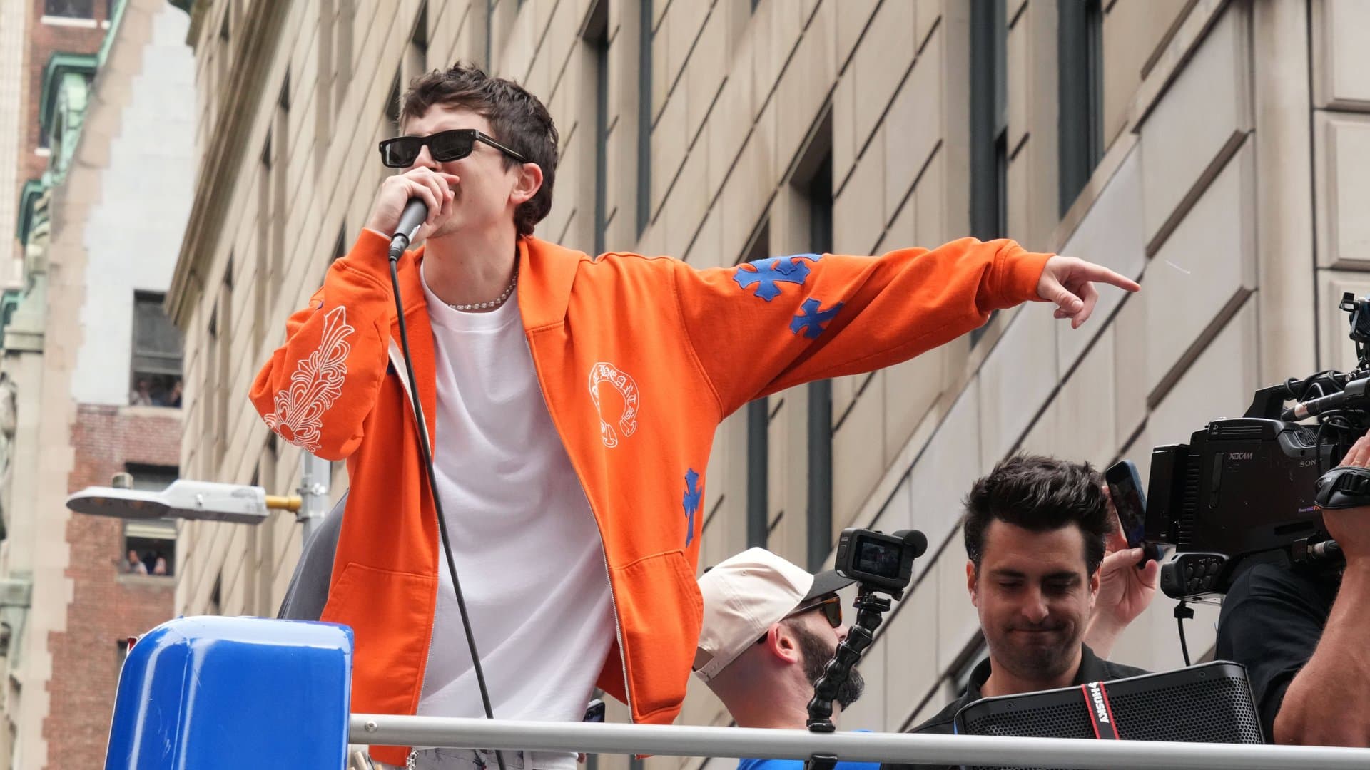 Timothée Chalamet auf einem der Wagen bei der Parade.