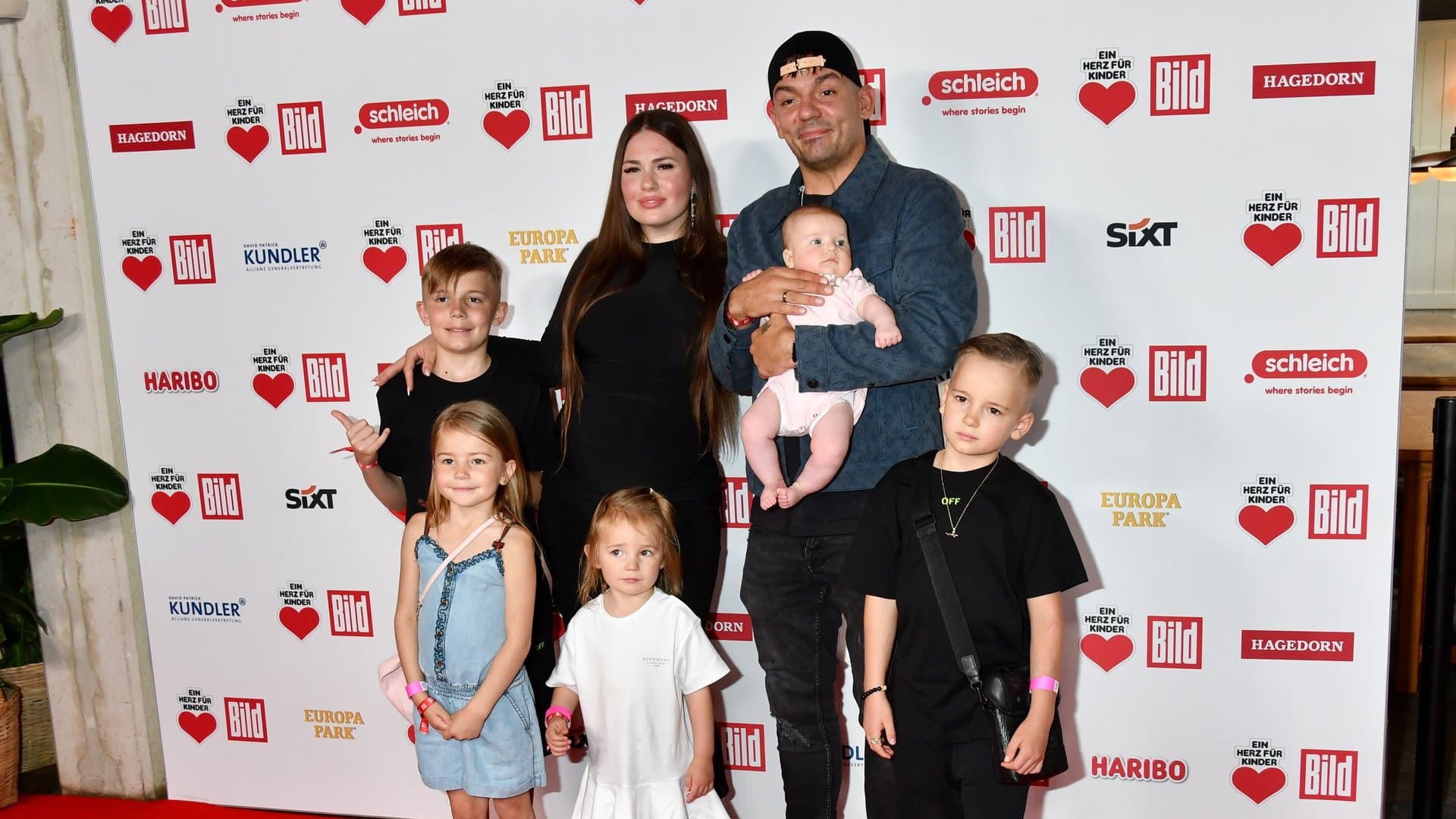 Capital Bra with his wife Charlyn and their five children.