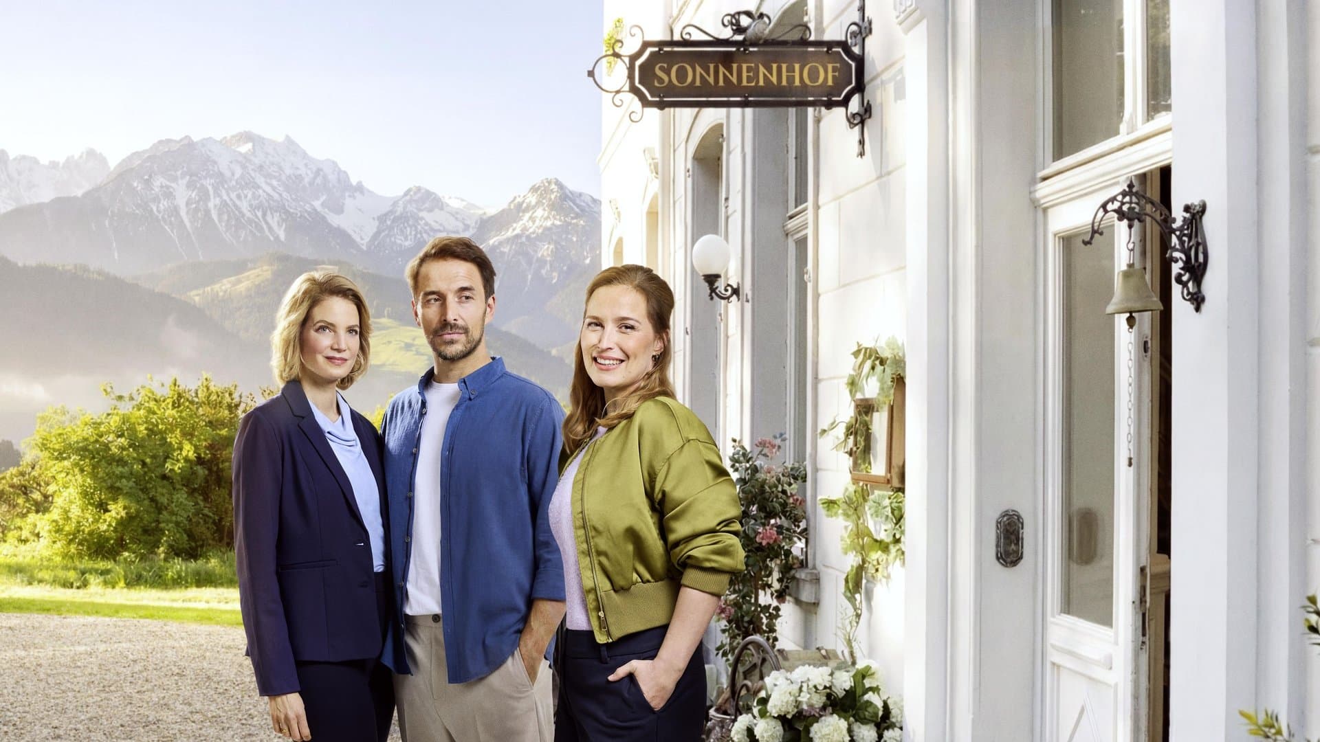 Rike Schmid (l.), Max Alberti and Pina Kühr play the new leading roles in the "Die Landarztpraxis" universe.
