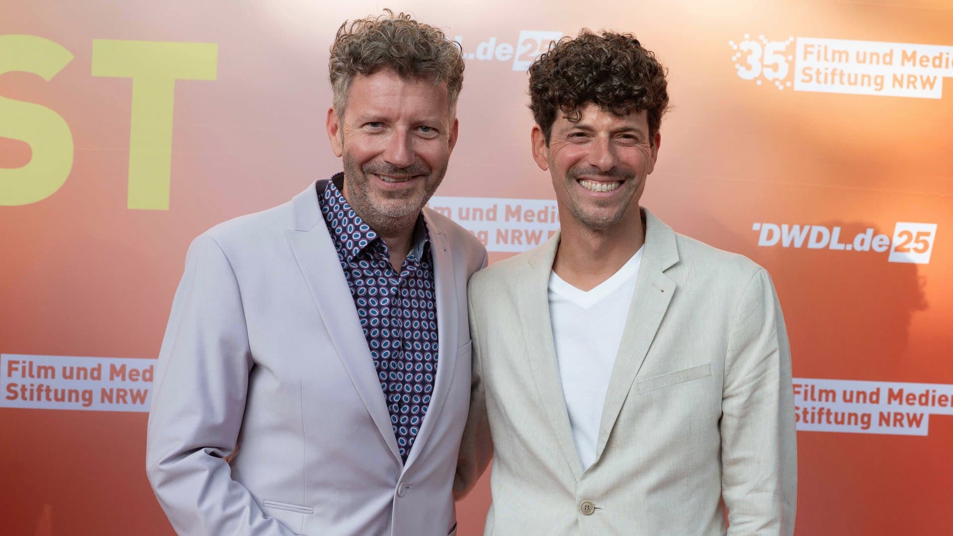 Thorsten Schorn mit seinem Ehemann beim Sommerfest der Film- und Medienstiftung NRW in Köln.