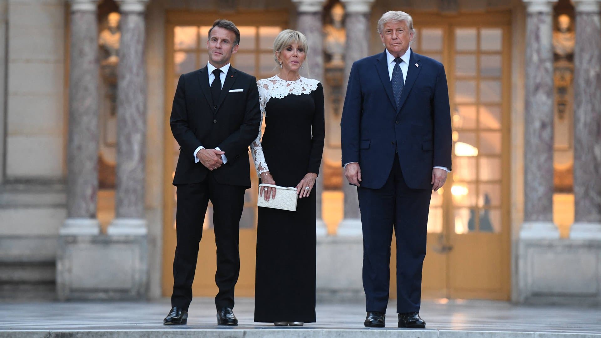Emmanuel and Brigitte Macron received Donald Trump in front of the palace.