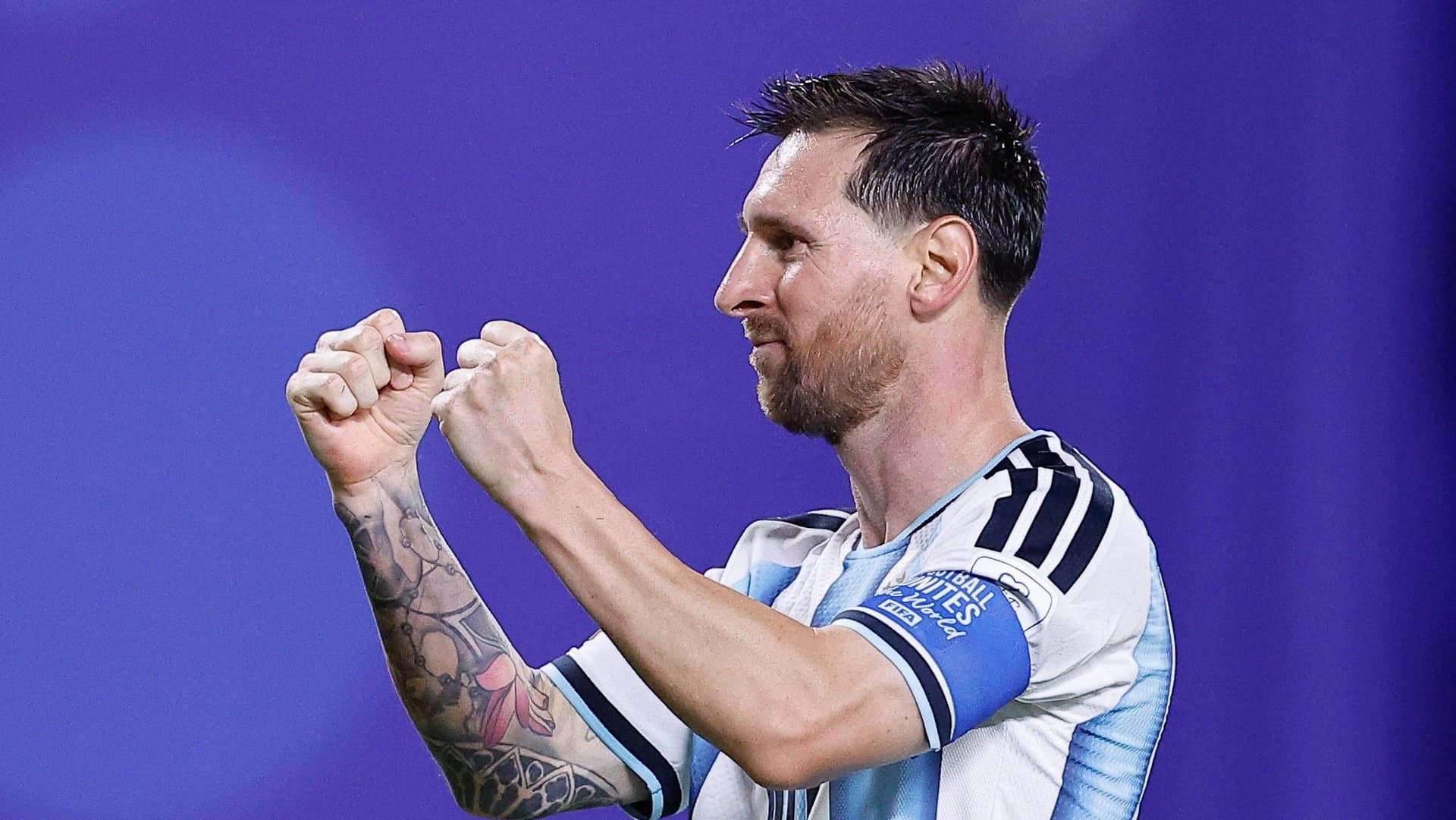 Lionel Messi feiert Argentiniens Sieg.
