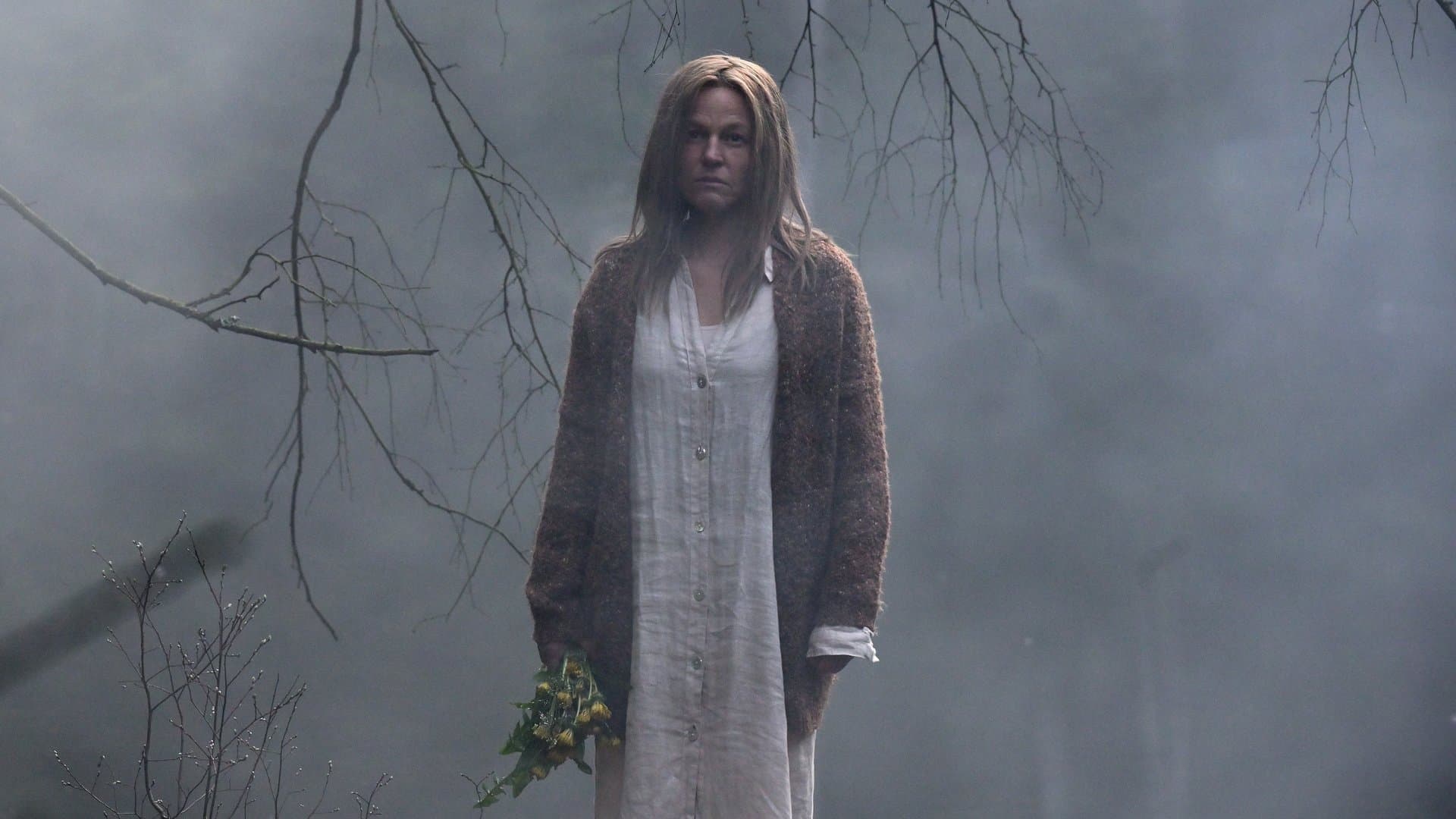 "Erzgebirgskrimi: Die Tränen der Mütter": Tanja Rossner (Maria Simon) lebt als Einsiedlerin allein im Wald und wird auch "Holzweibel" genannt.