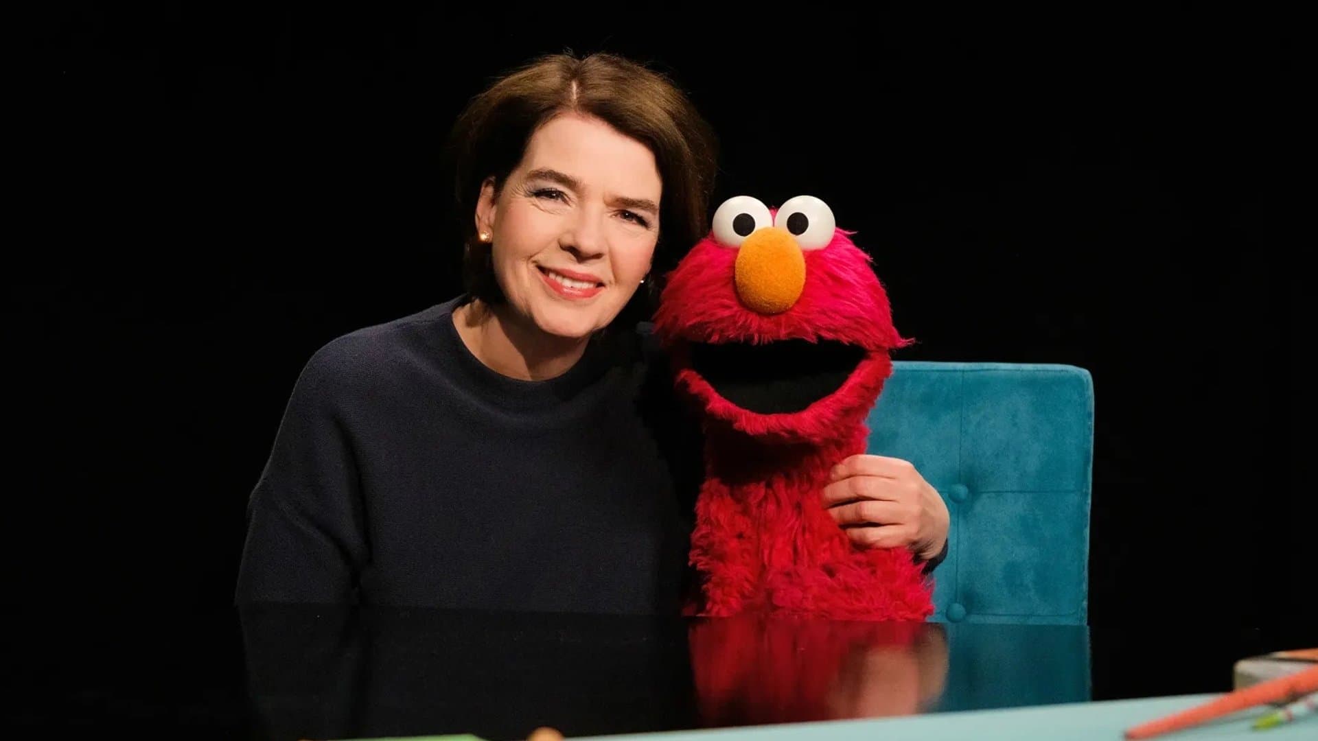 Susanne Daubner and Elmo on his show "Elmo - und Du so?".
