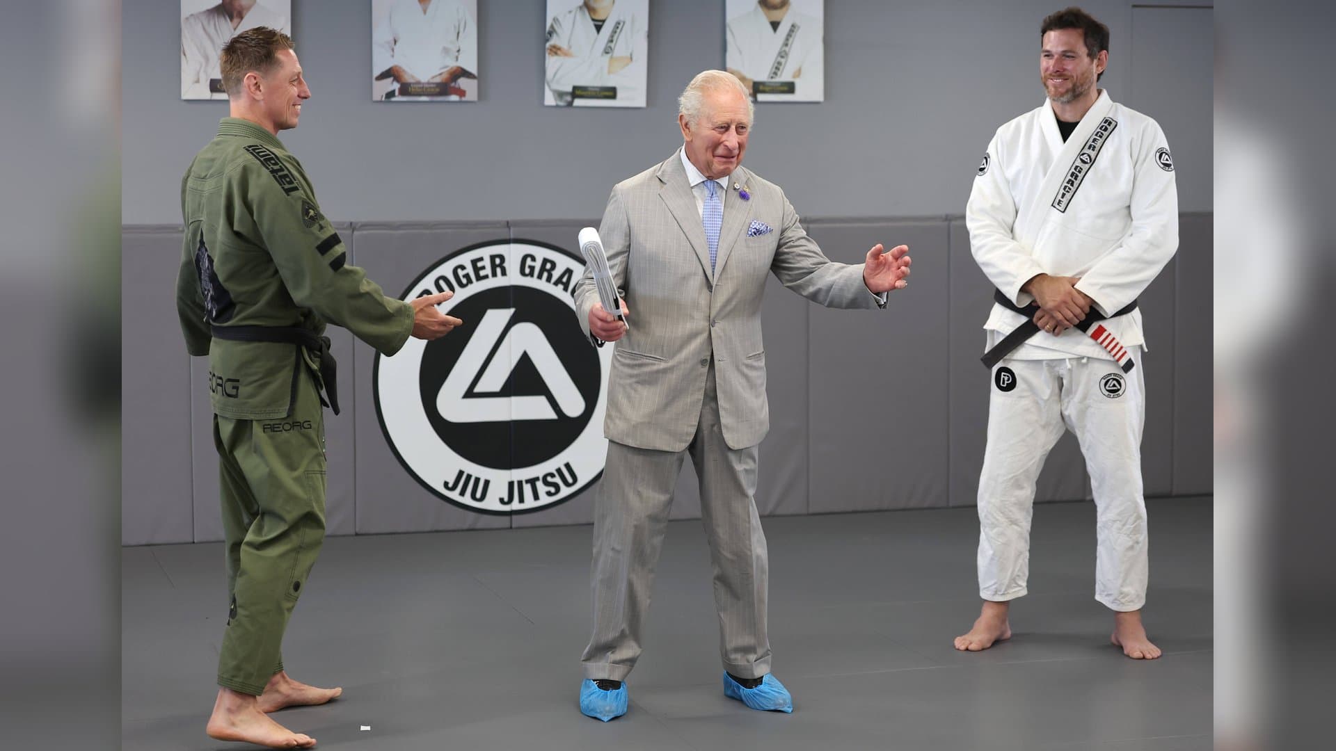 König Charles mit seinem weißen Gürtel in der Akademie.