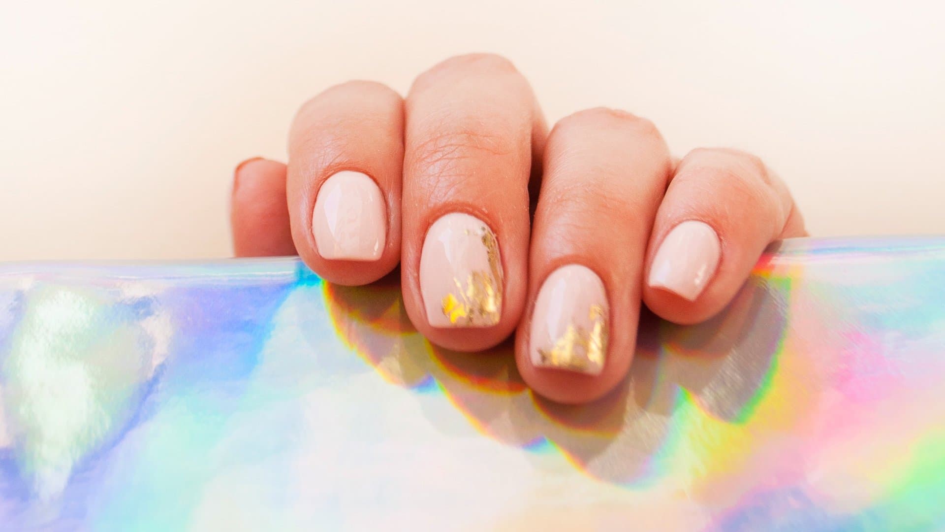 Mermaid Nails feature shimmering light reflections this summer.