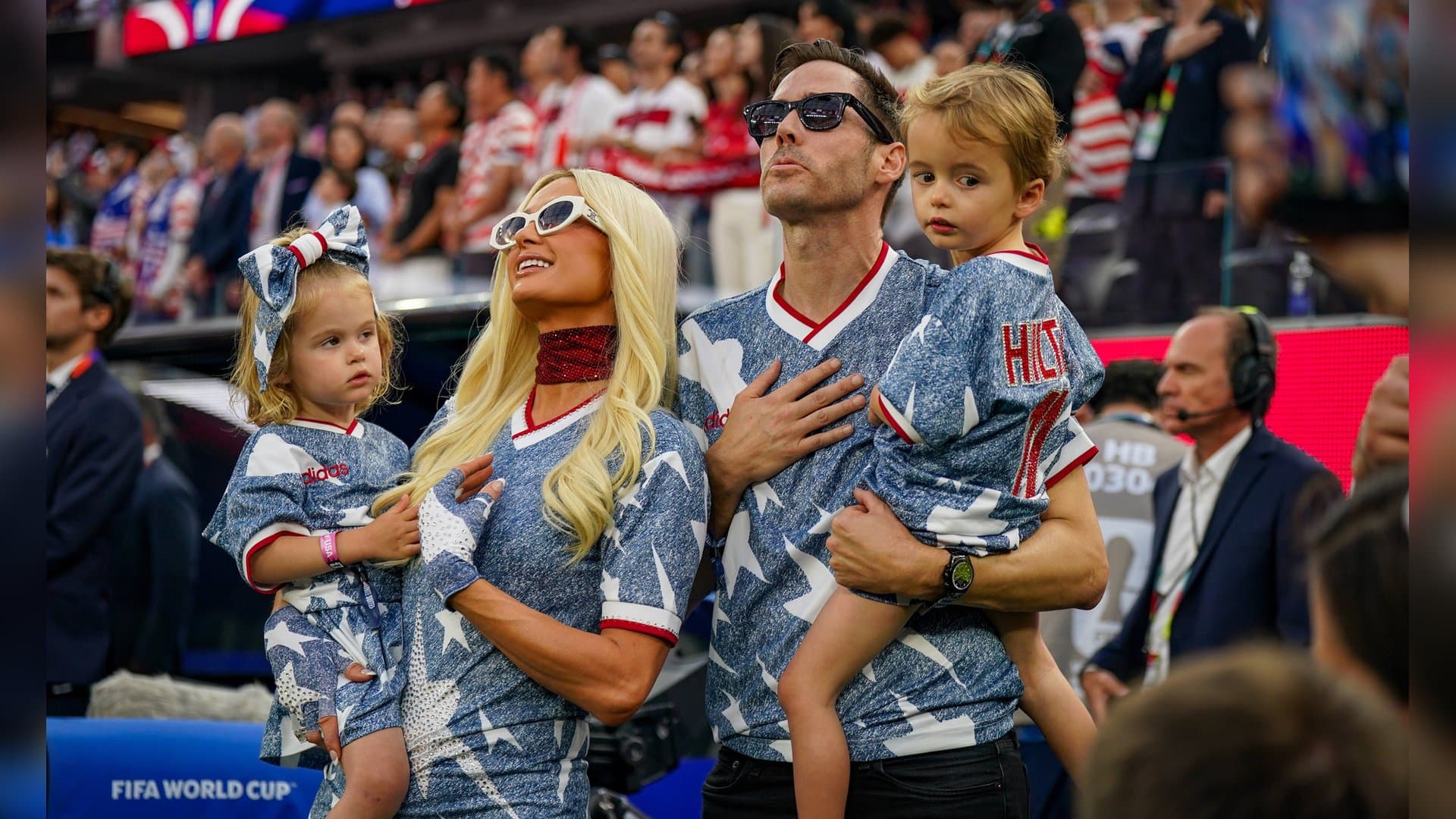 Media pro Paris Hilton knew how to use the stadium visit for a glamorous family photo.